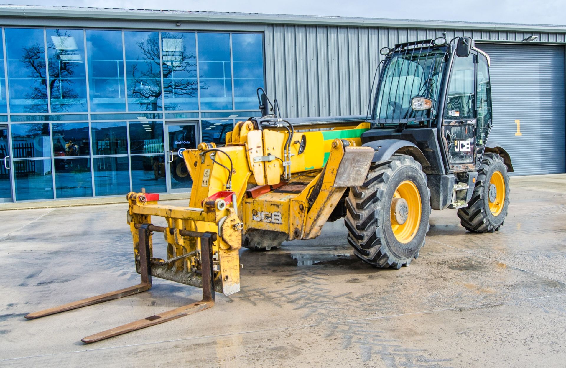 JCB 535-140 Hi-Viz T4i IIIB 14 metre telescopic handler Year: 2016 S/N: 2461310 Recorded Hours: 7688