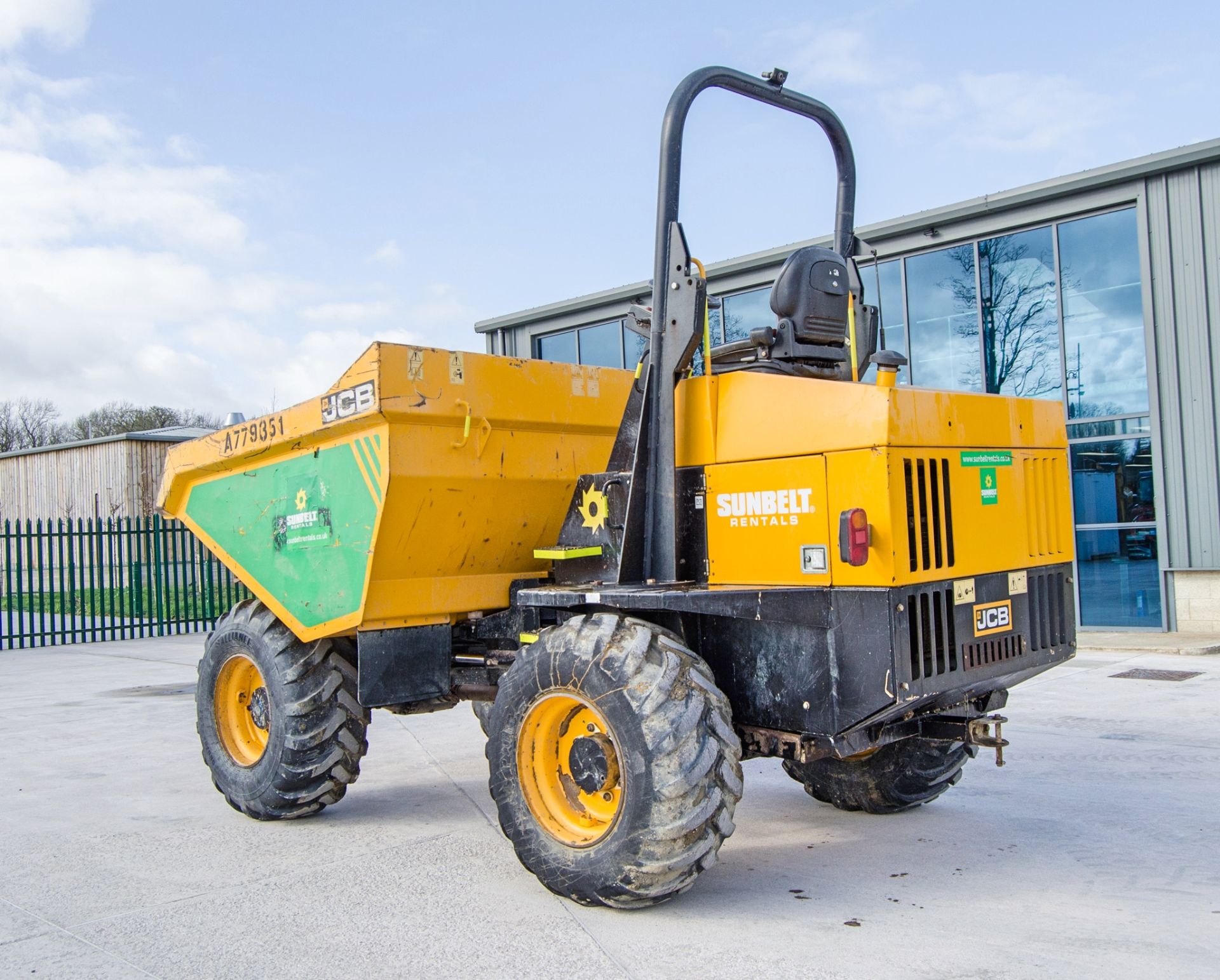 JCB 9 tonne straight skip dumper Year: 2017 S/N: EHHRM3137 Recorded Hours: 1672 A779351 - Image 4 of 22