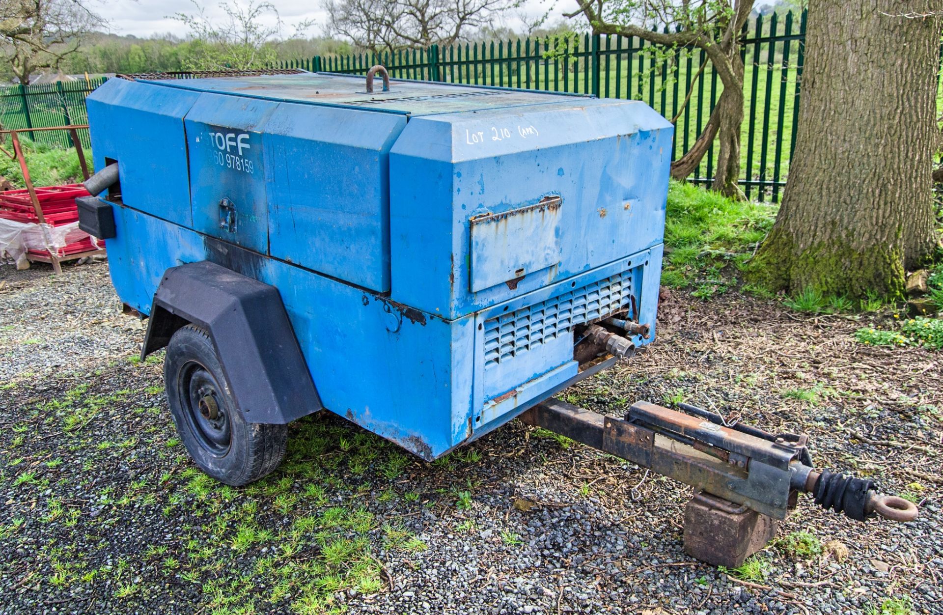 Ingersoll Rand 260 cfm diesel driven mobile air compressor Recorded Hours: 3380 ** No VAT on - Image 2 of 10