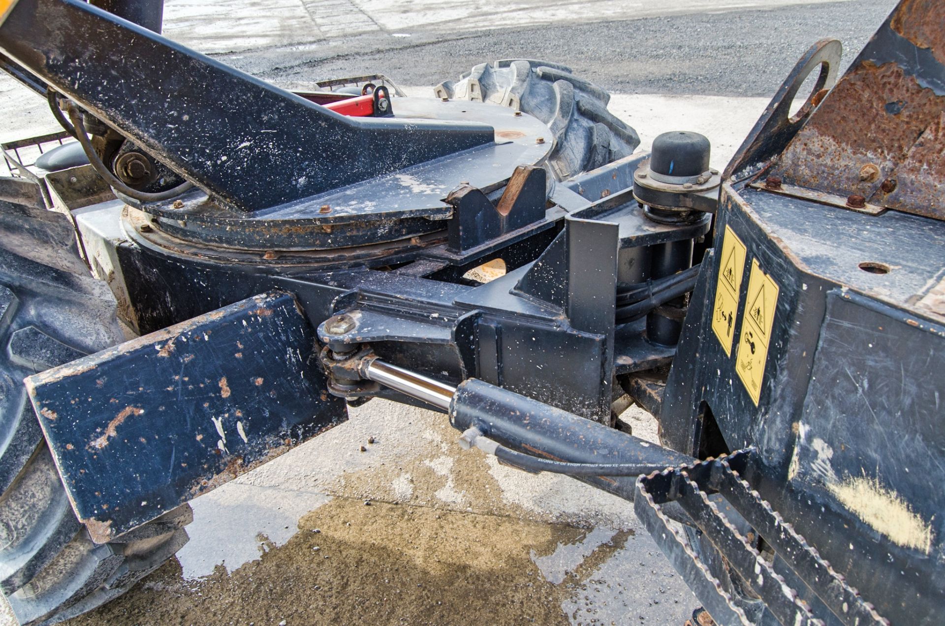 JCB 6 tonne swivel skip dumper Year: 2015 S/N: EFFRL8757 Recorded Hours: 2212 c/w V5C certificate - Image 12 of 23