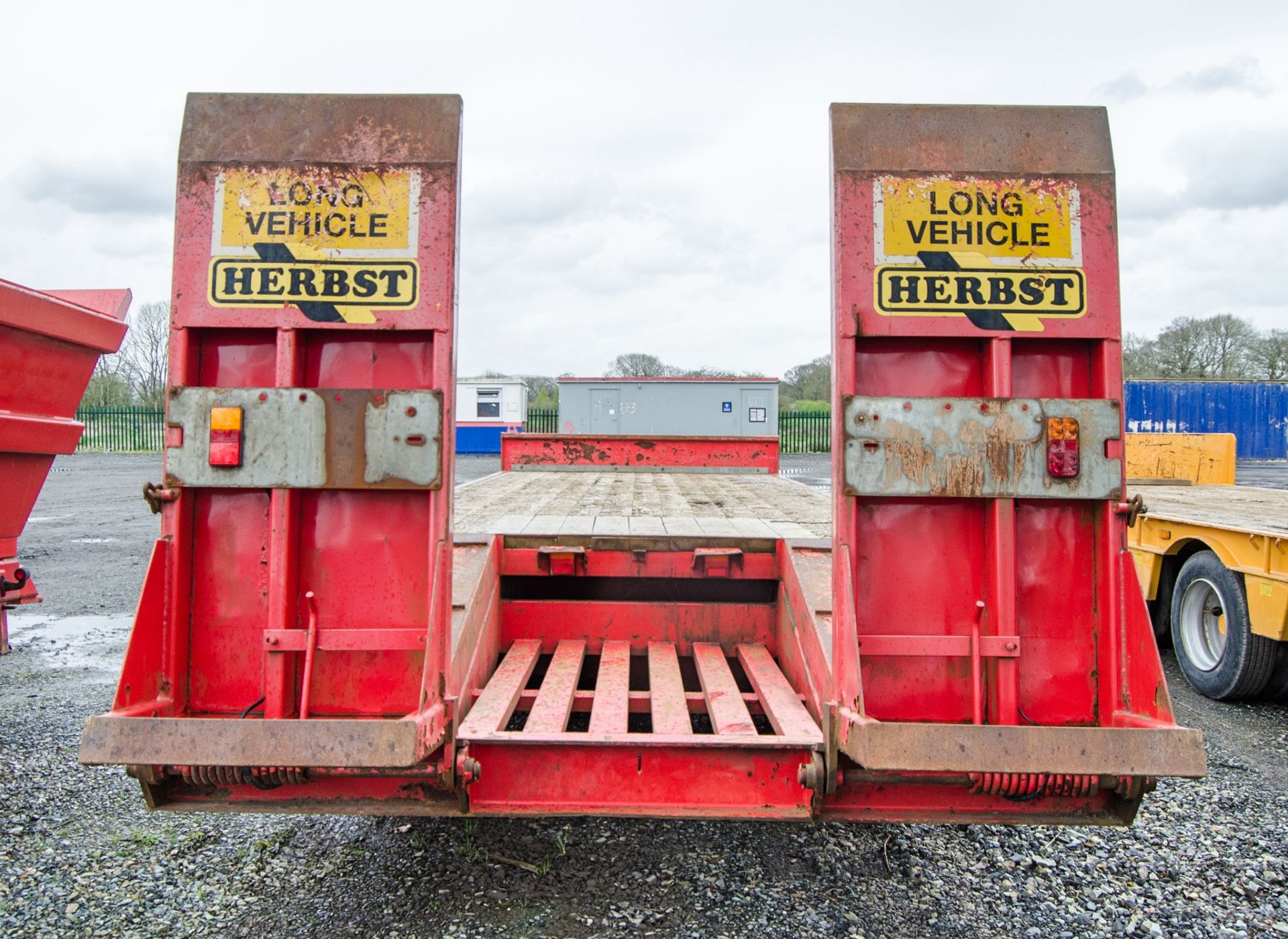 Herbst tri-axle low loader trailer Length from headboard to lifting ramps: 26ft Year: 2019 S/N: - Image 6 of 9