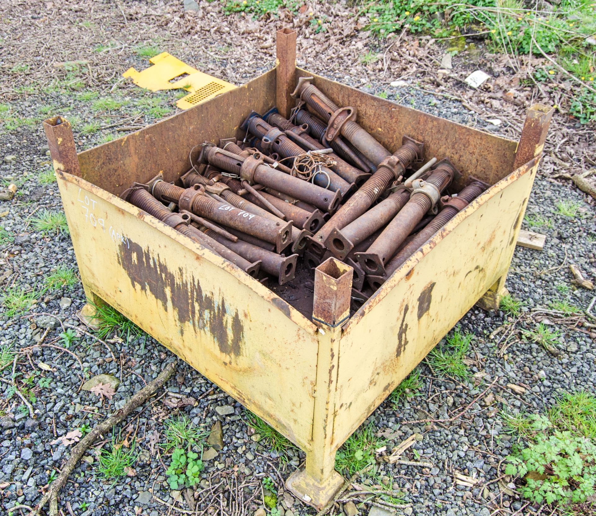 Stillage of adjustable steel props