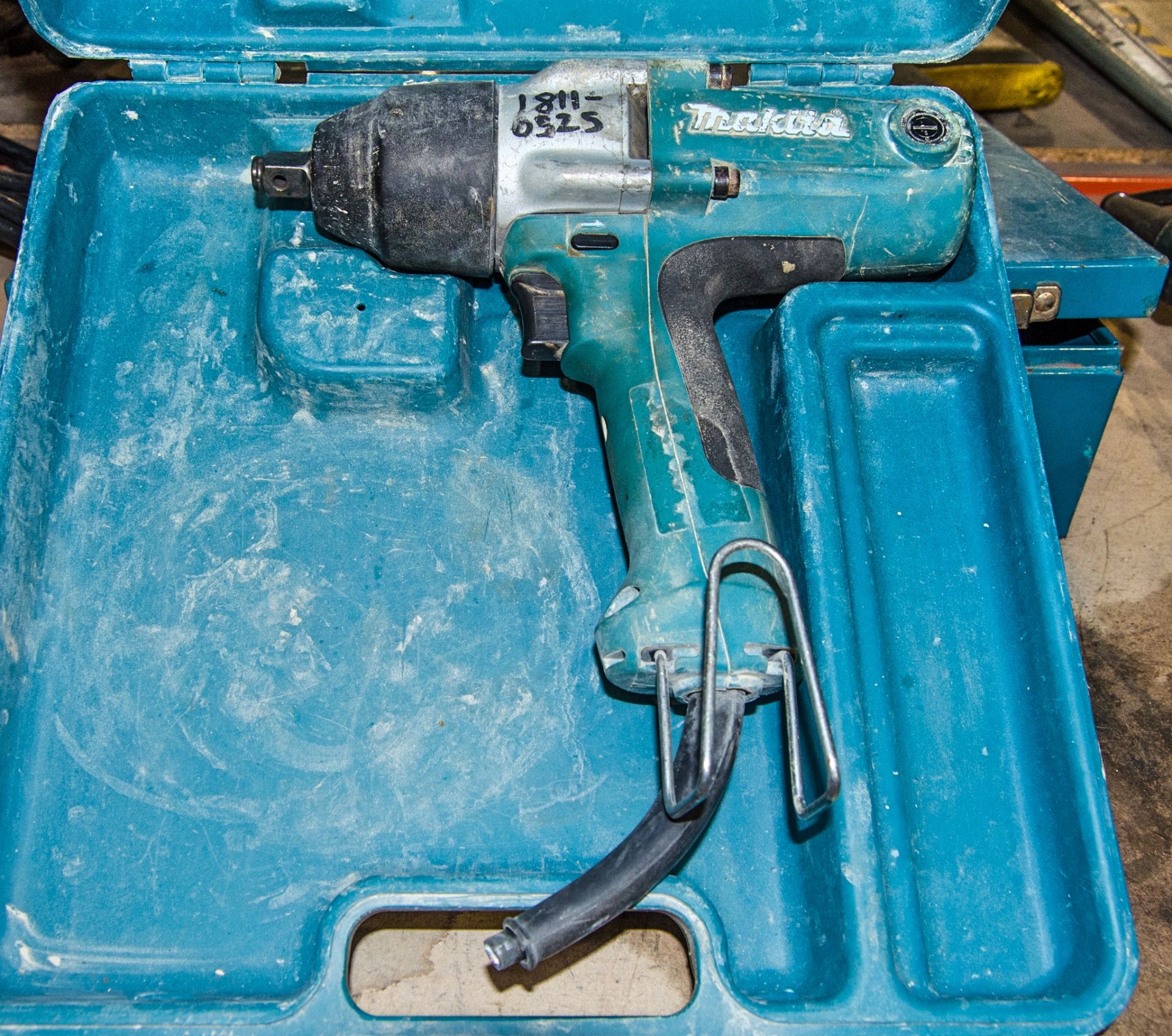 Makita TW0250 110v 1/2 inch drive impact gun c/w carry case ** Power cord cut off ** 18110525