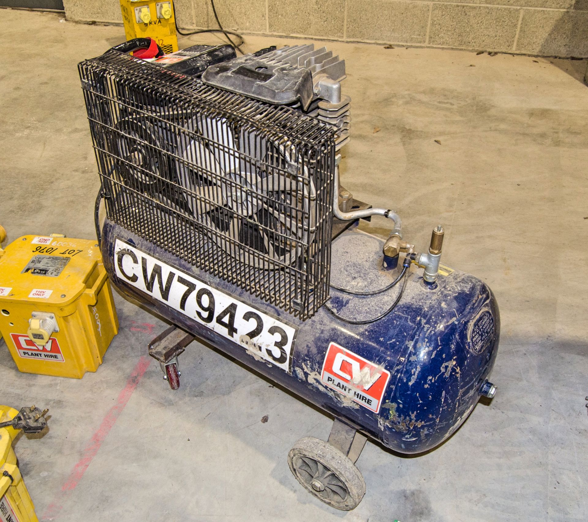 Workhorse 240v receiver mounted air compressor ** Electric motor damaged ** CW79423 - Image 2 of 2
