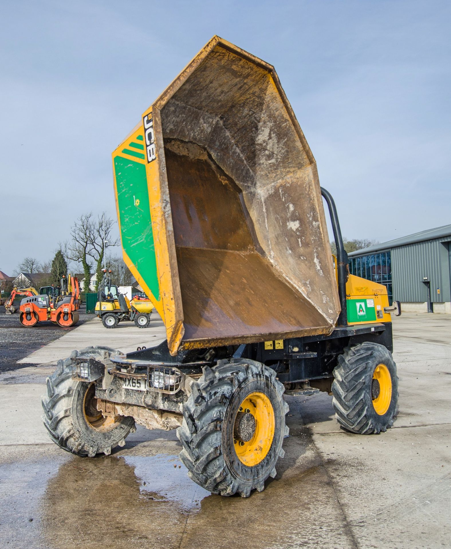 JCB 6 tonne swivel skip dumper Year: 2015 S/N: EFFRL8757 Recorded Hours: 2212 c/w V5C certificate - Image 9 of 23