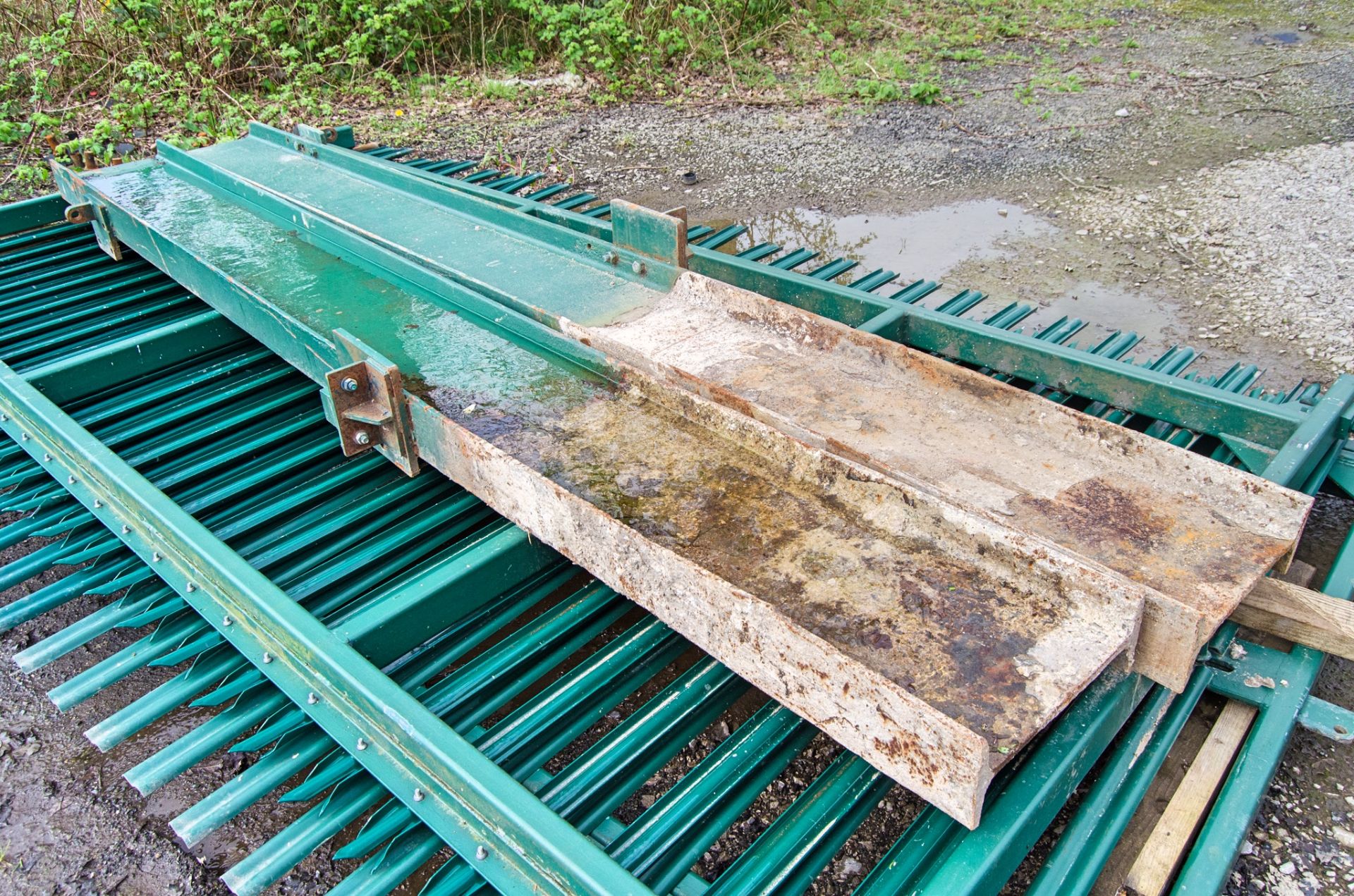 Pair of steel gates & posts Size of each gate: 14 ft wide x 8 ft high - Bild 3 aus 3