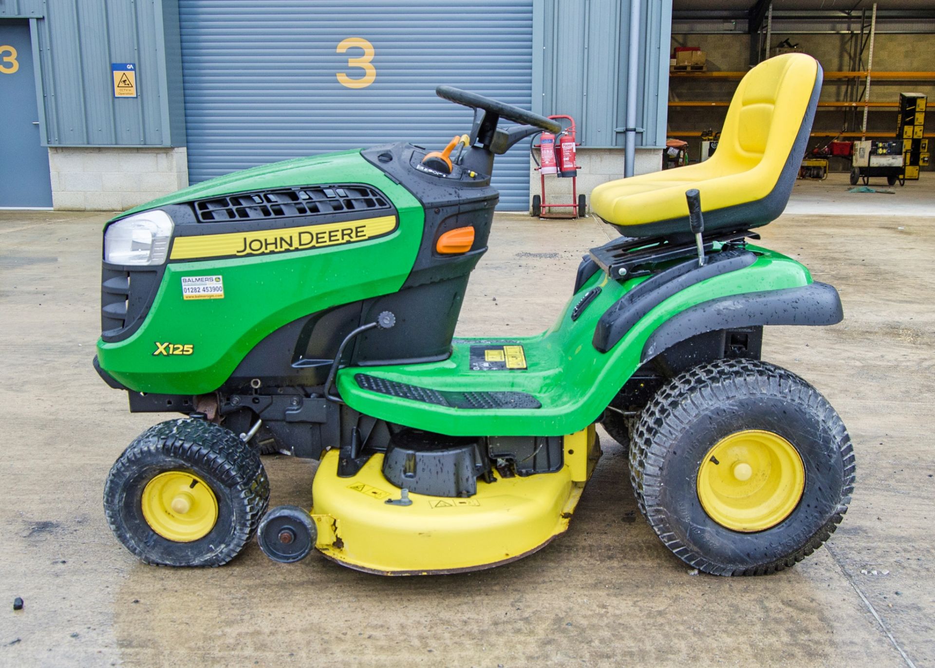 John Deere X125 petrol driven ride on mower Year: 2014 S/N: 100499 Recorded Hours: 41 - Image 8 of 14