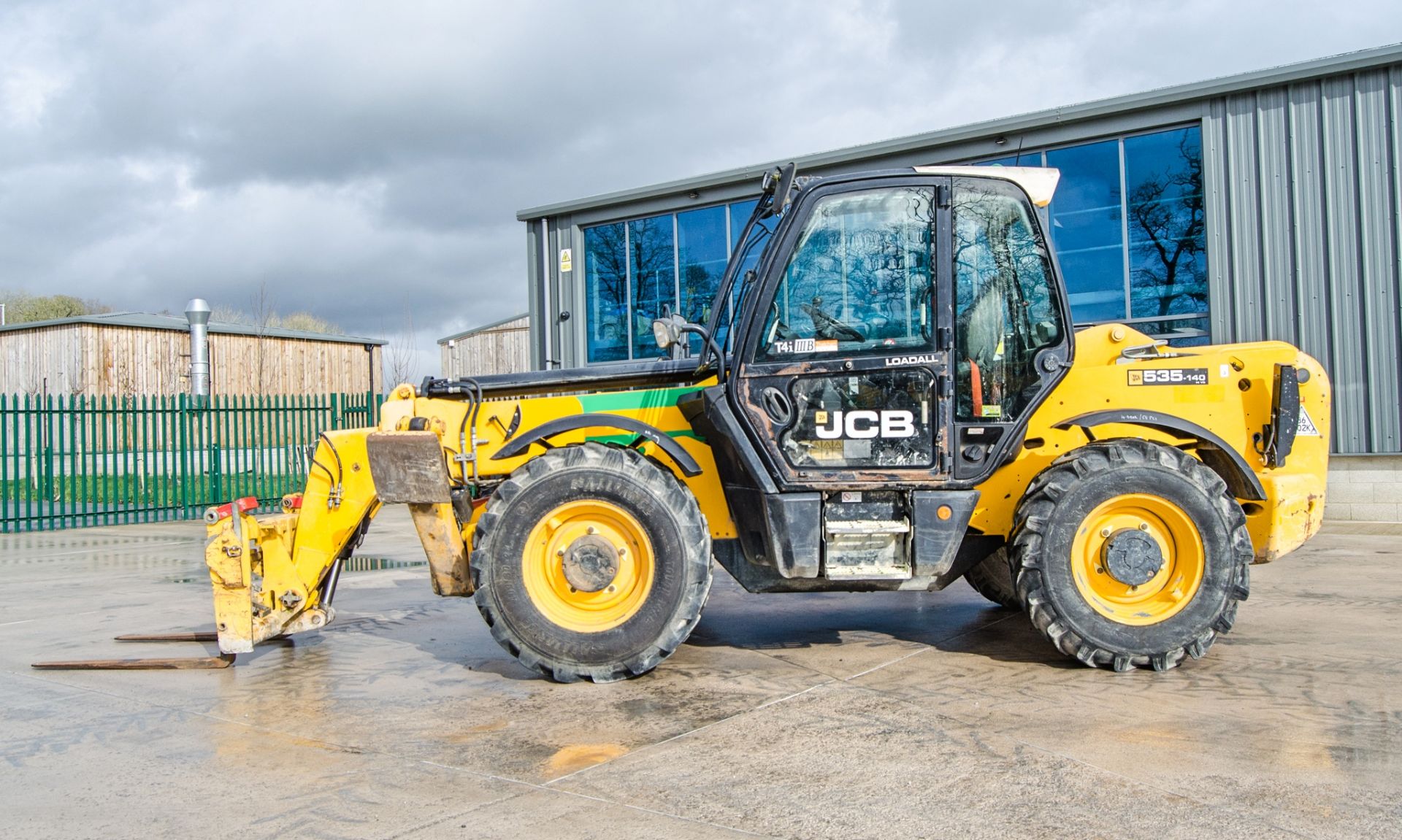 JCB 535-140 Hi-Viz T4i IIIB 14 metre telescopic handler Year: 2016 S/N: 2461310 Recorded Hours: 7688 - Image 8 of 27