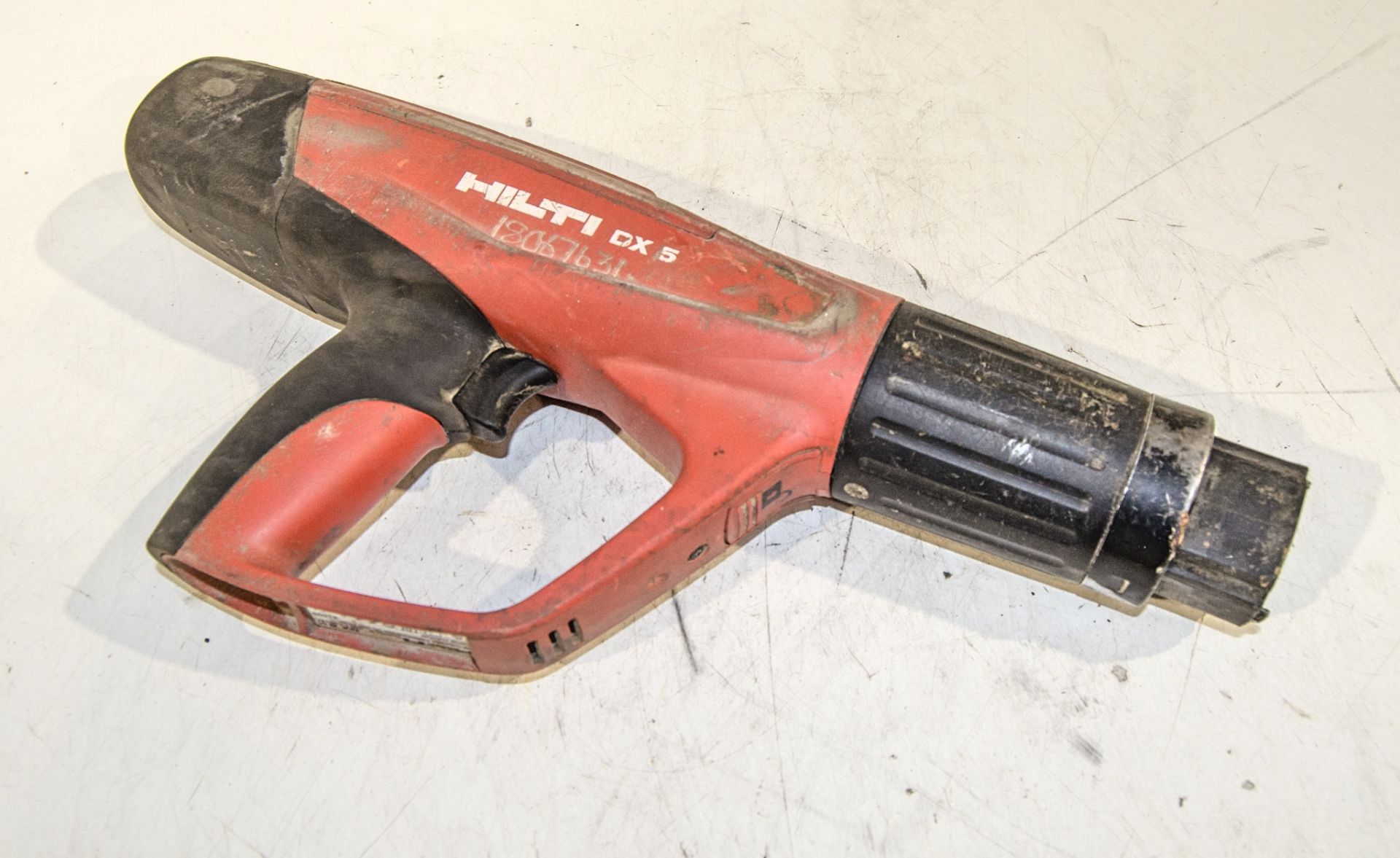 Hilti DX5 nail gun for spares 18067631 - Image 2 of 2