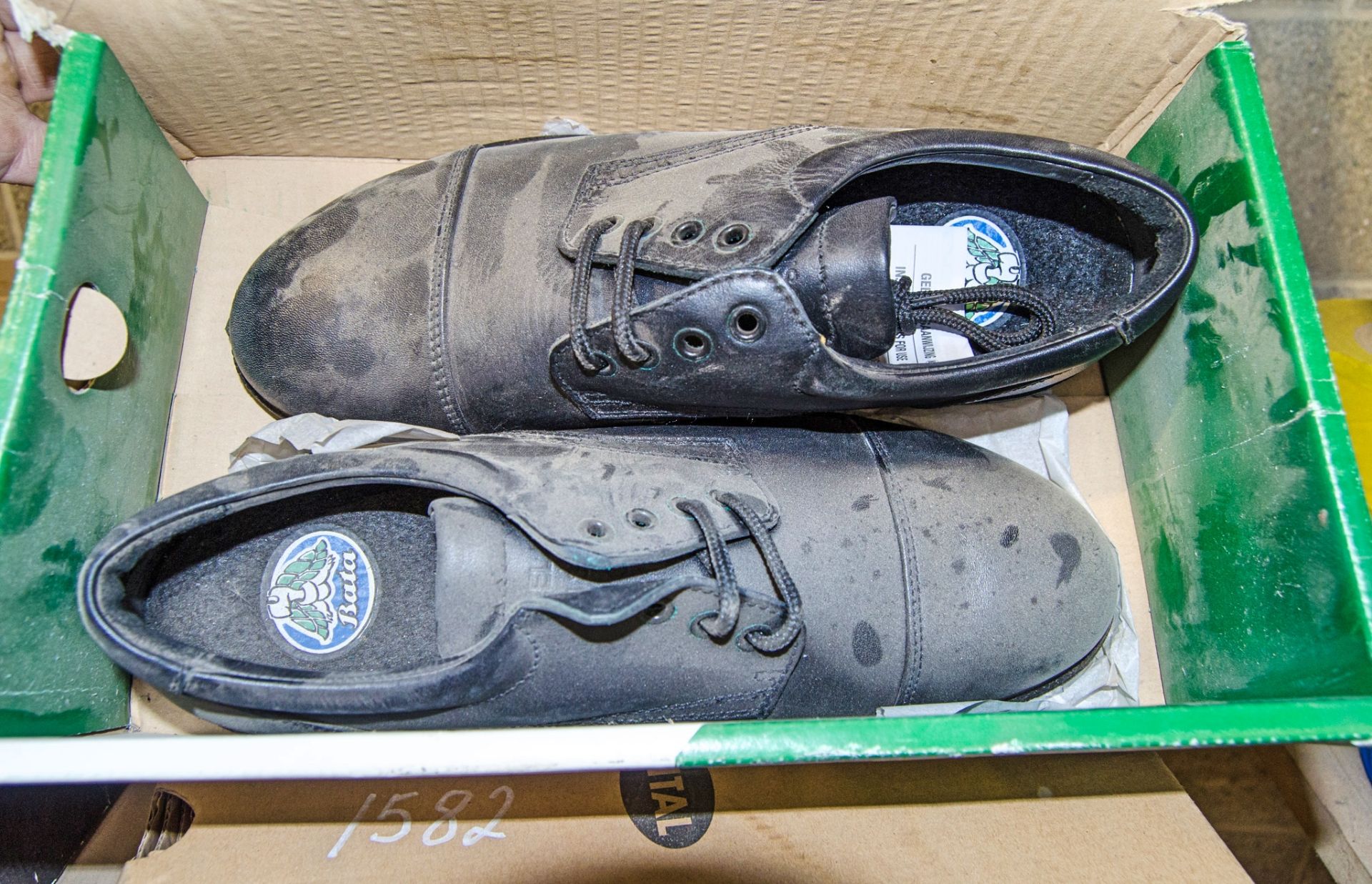 Pair of size 8 Bata steel toe cap work shoes