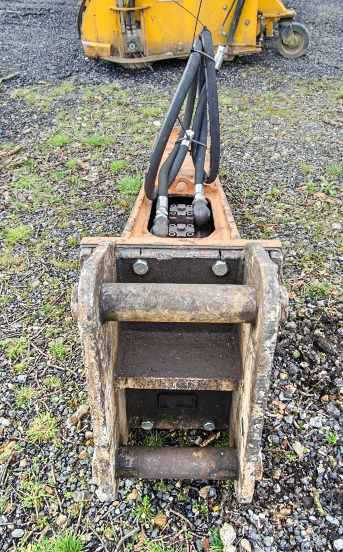 Indeco hydraulic breaker to suit excavator Pin diameter: 65mm Pin centres: 400mm Pin width: 270mm - Image 3 of 4