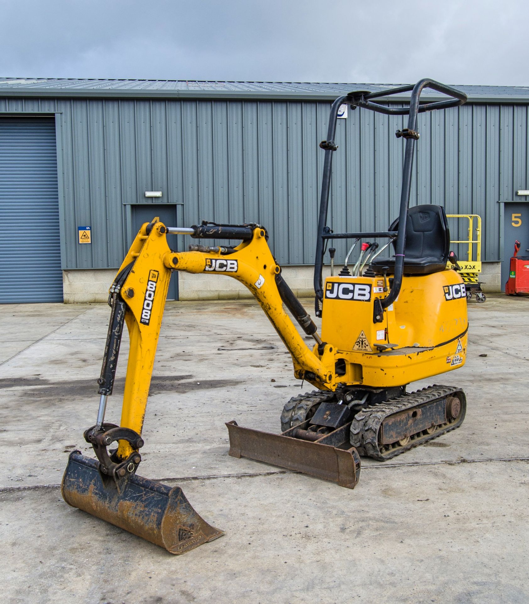 JCB 8008 CTS 0.8 tonne rubber tracked micro excavator Year: 2017 S/N: 1930304 Recorded Hours: 1126