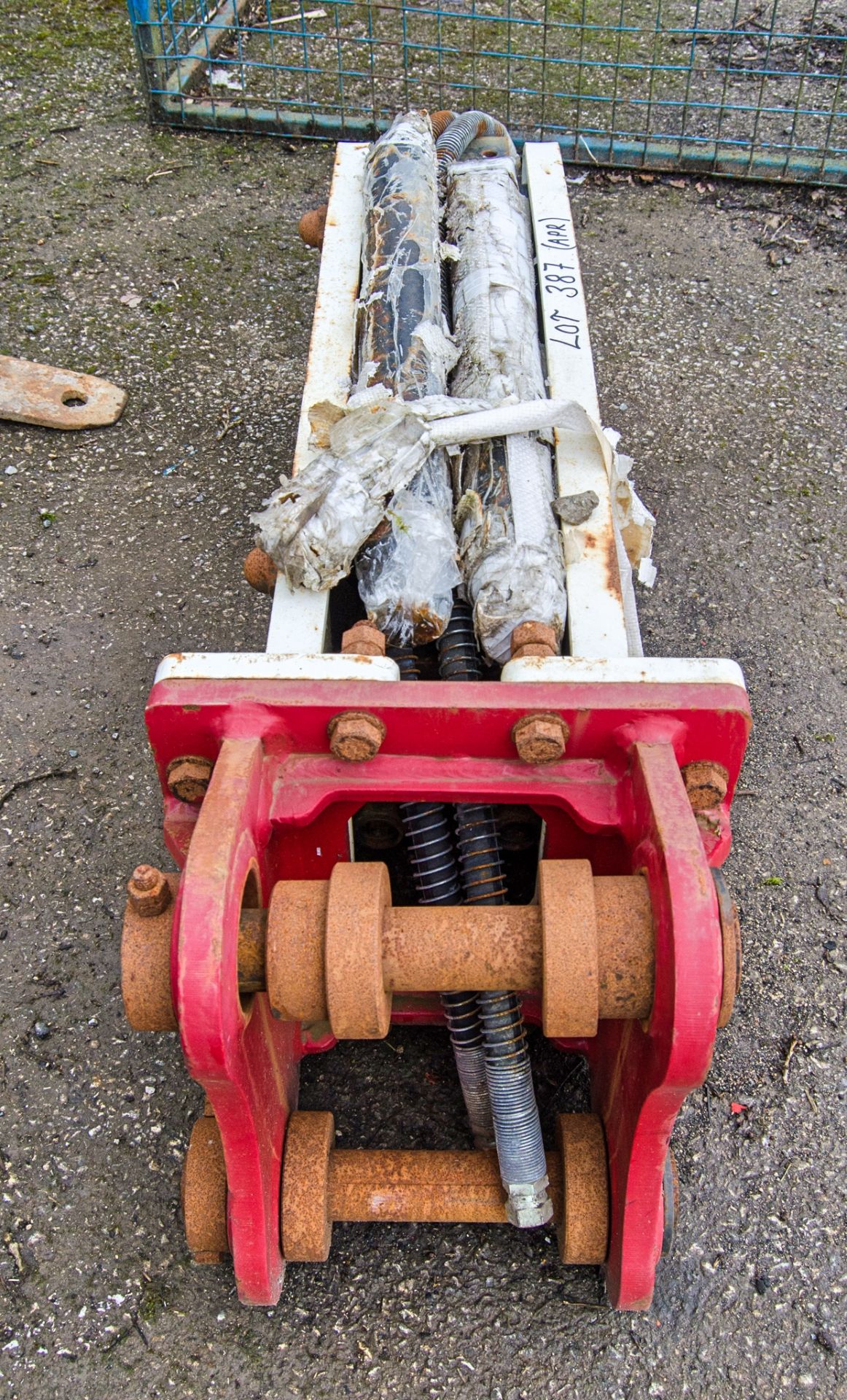 Tank TB50 hydraulic breaker to suit excavator Pin diameter: 45mm Pin centres: 370mm Pin width: 170mm - Image 3 of 3