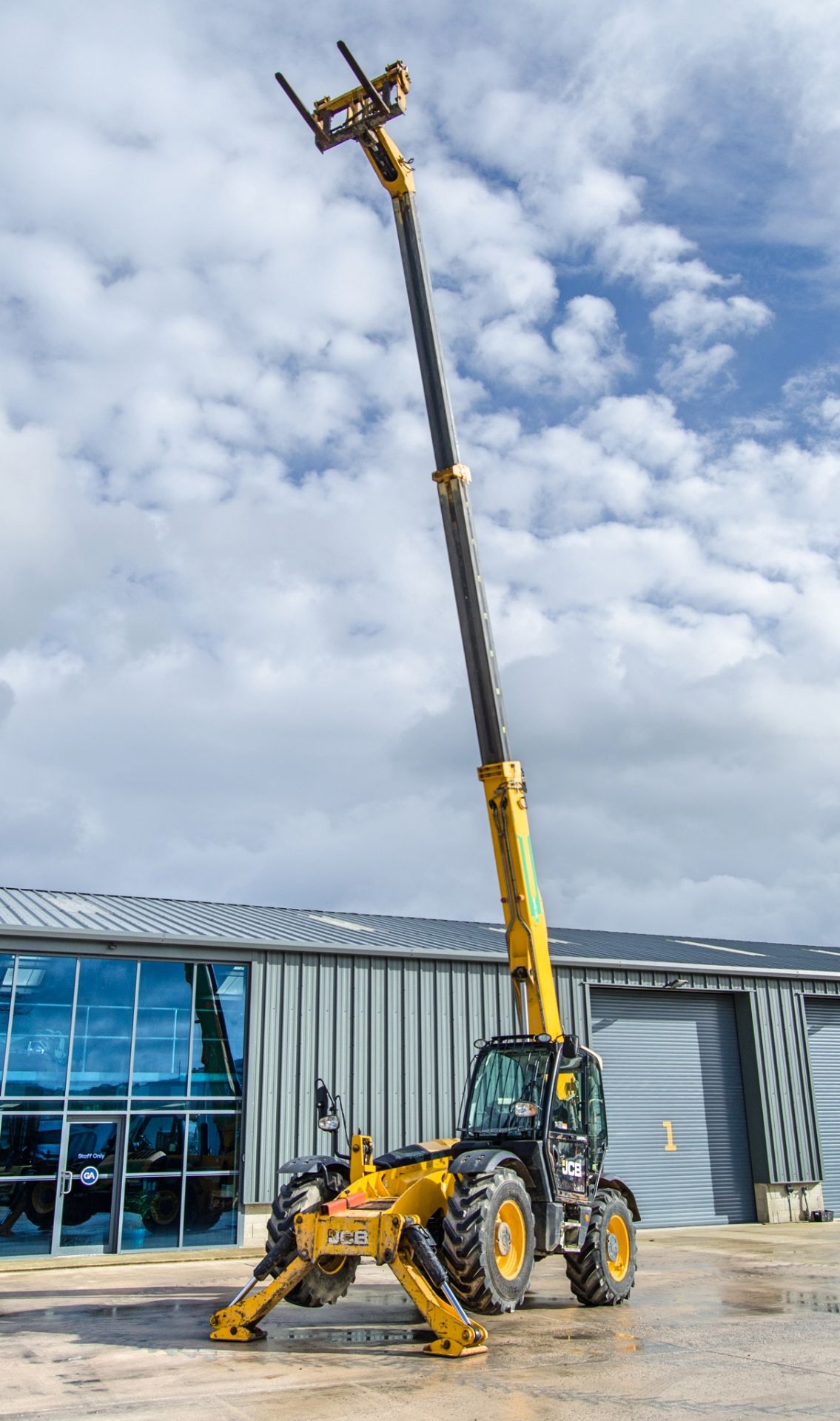 JCB 535-140 Hi-Viz T4i IIIB 14 metre telescopic handler Year: 2016 S/N: 2461310 Recorded Hours: 7688 - Image 9 of 27