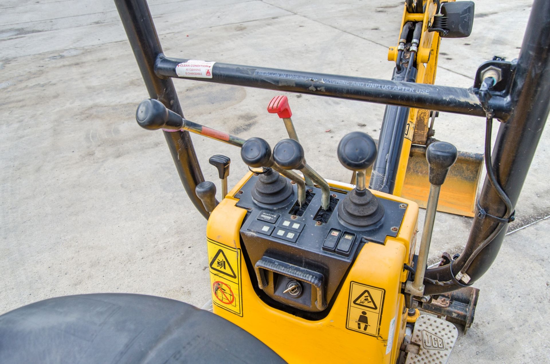 JCB 8008 CTS 0.8 tonne rubber tracked micro excavator Year: 2017 S/N: 1930304 Recorded Hours: 1126 - Image 22 of 27