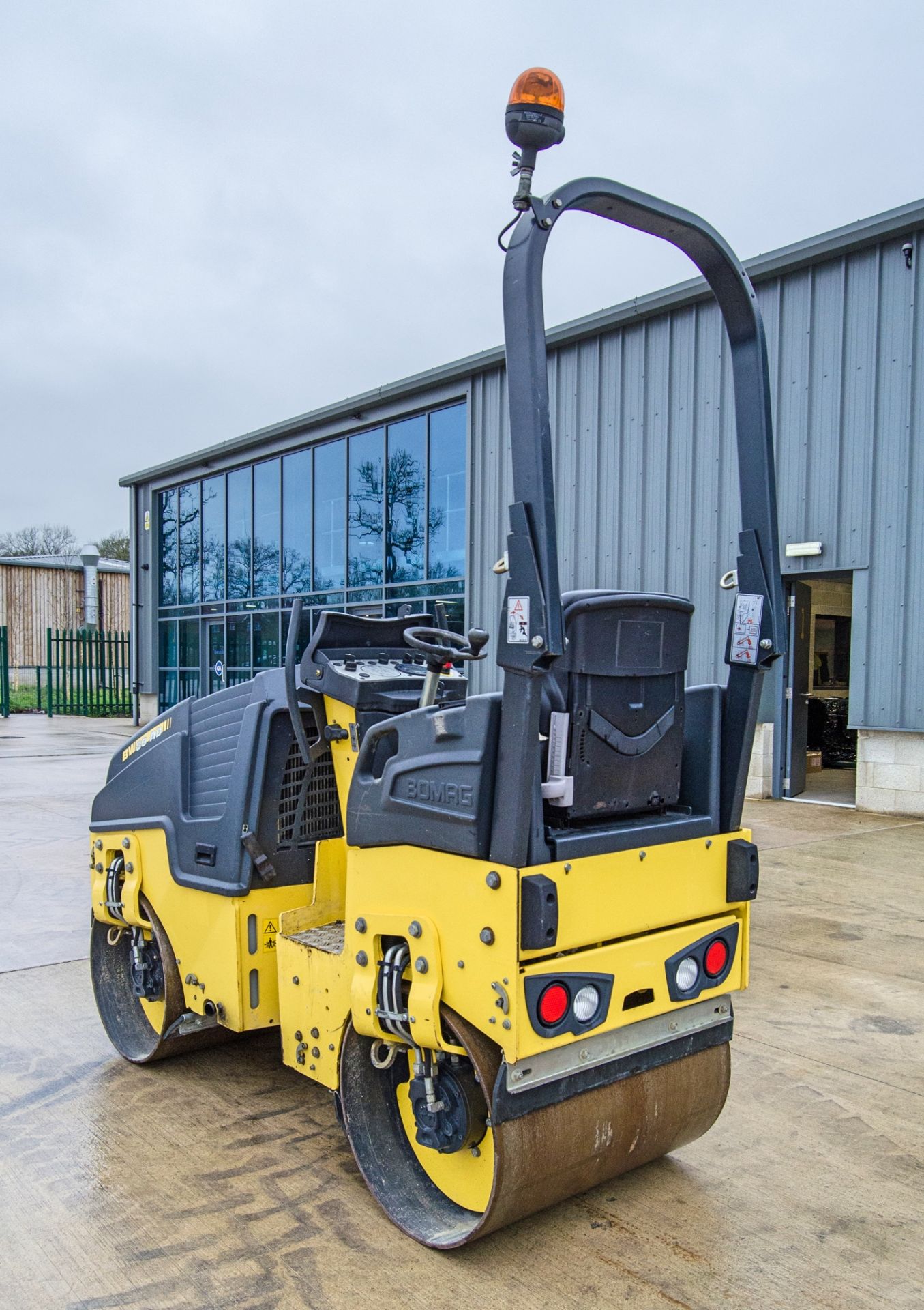 Bomag BW80 AD-5 double drum ride on roller Year: 2018 S/N: 2091011 Recorded Hours: 439 - Image 4 of 21