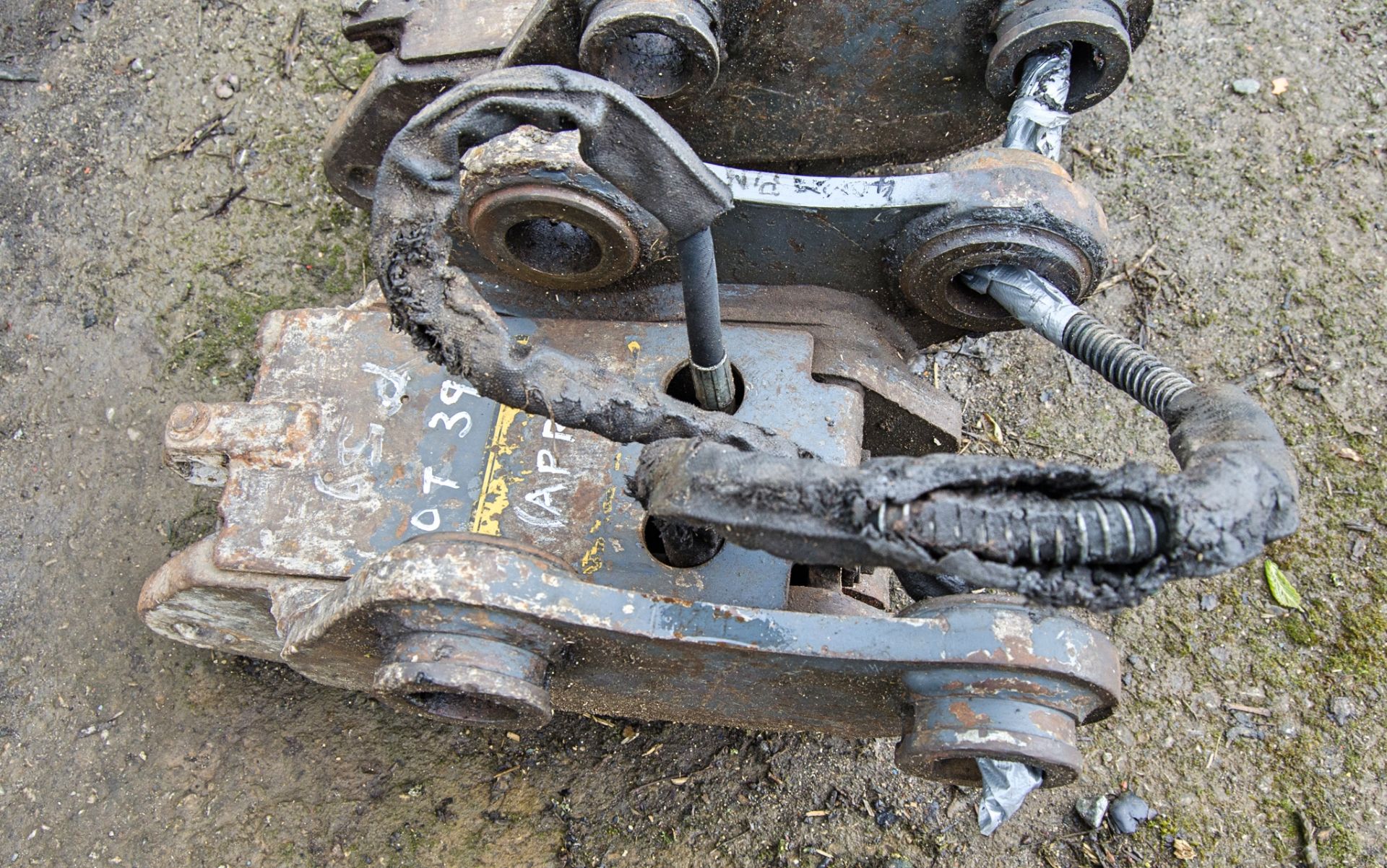 Hydraulic quick hitch to suit Hitachi ZX27/30 excavator Pin diameter: 40mm Pin centres: 190mm Pin