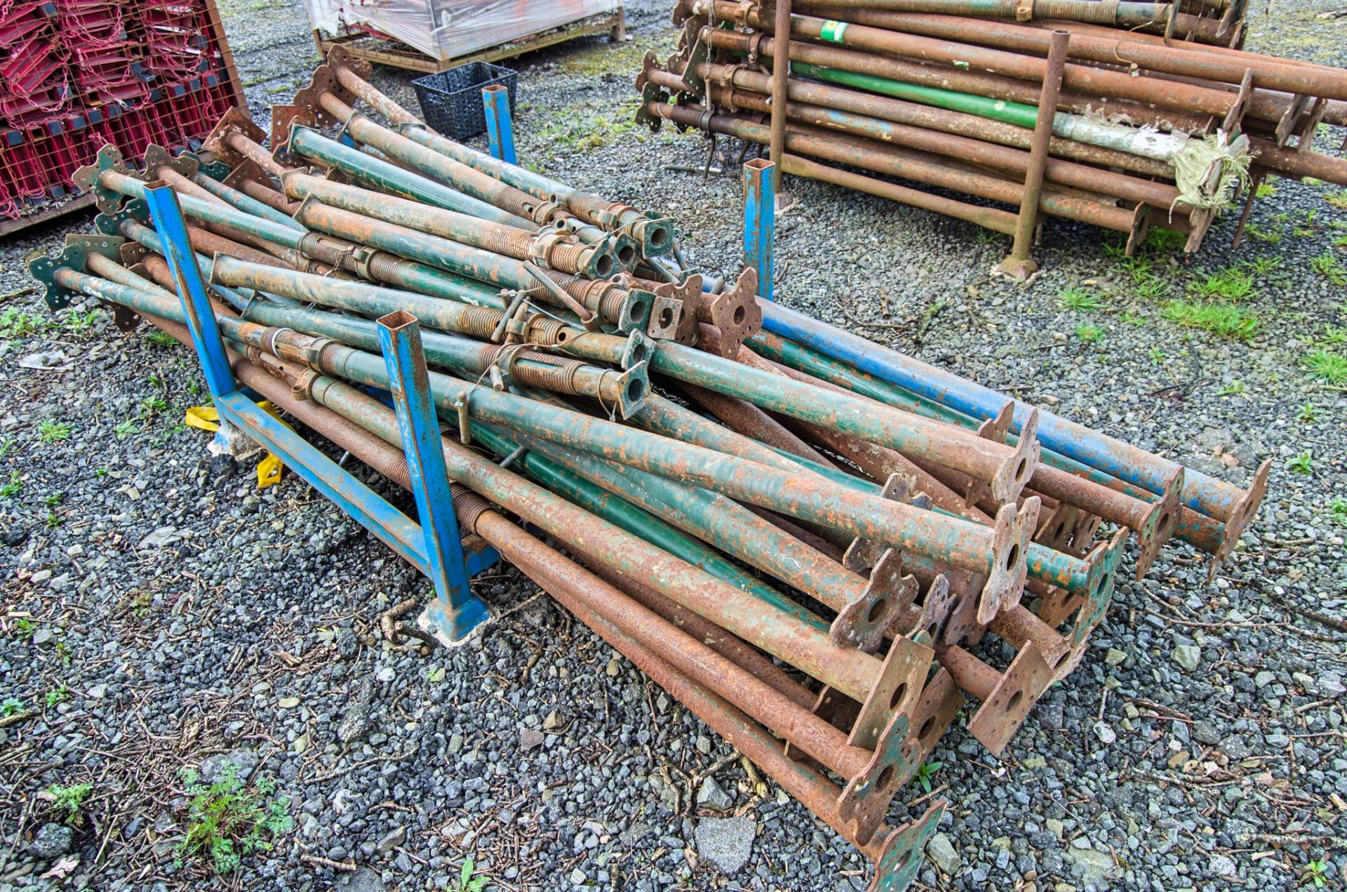 Stillage of adjustable steel props - Image 2 of 2