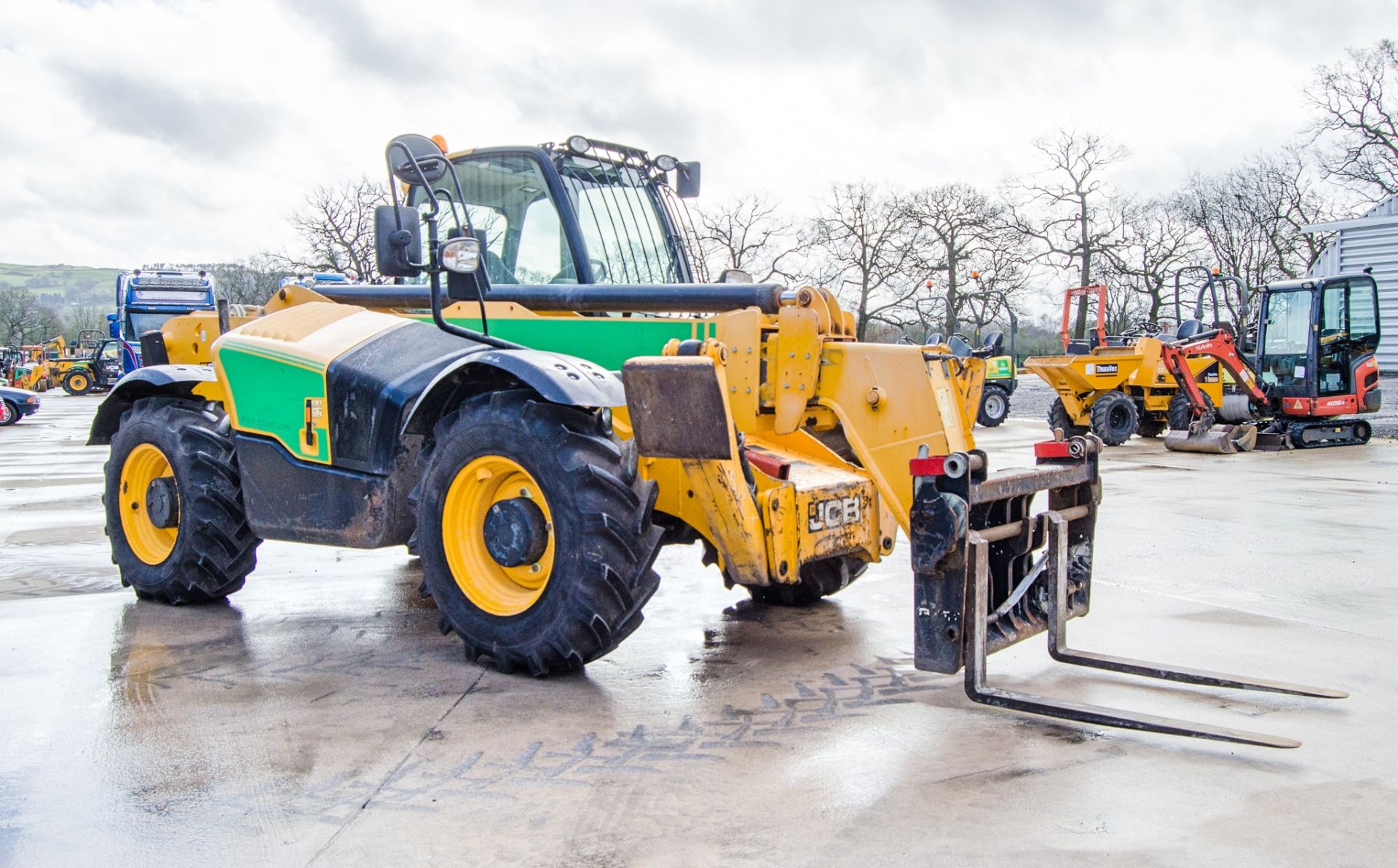 JCB 535-125 Hi-Viz T4i IIIB 12.5 metre telescopic handler Year: 2017 S/N: 2565241 Recorded Hours: - Image 2 of 24