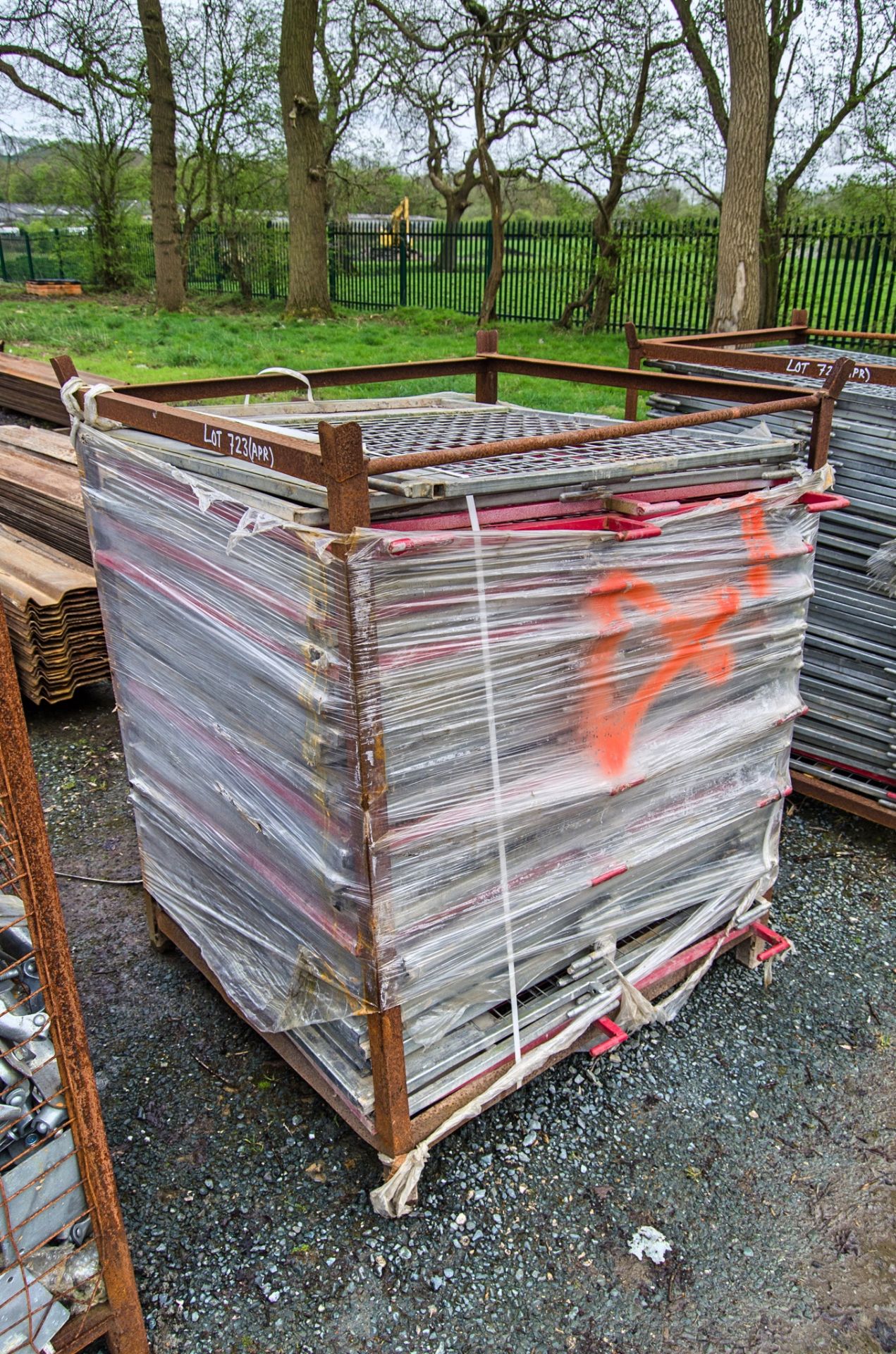 Stillage of approximately 50 100cm x 85cm mesh safety panels