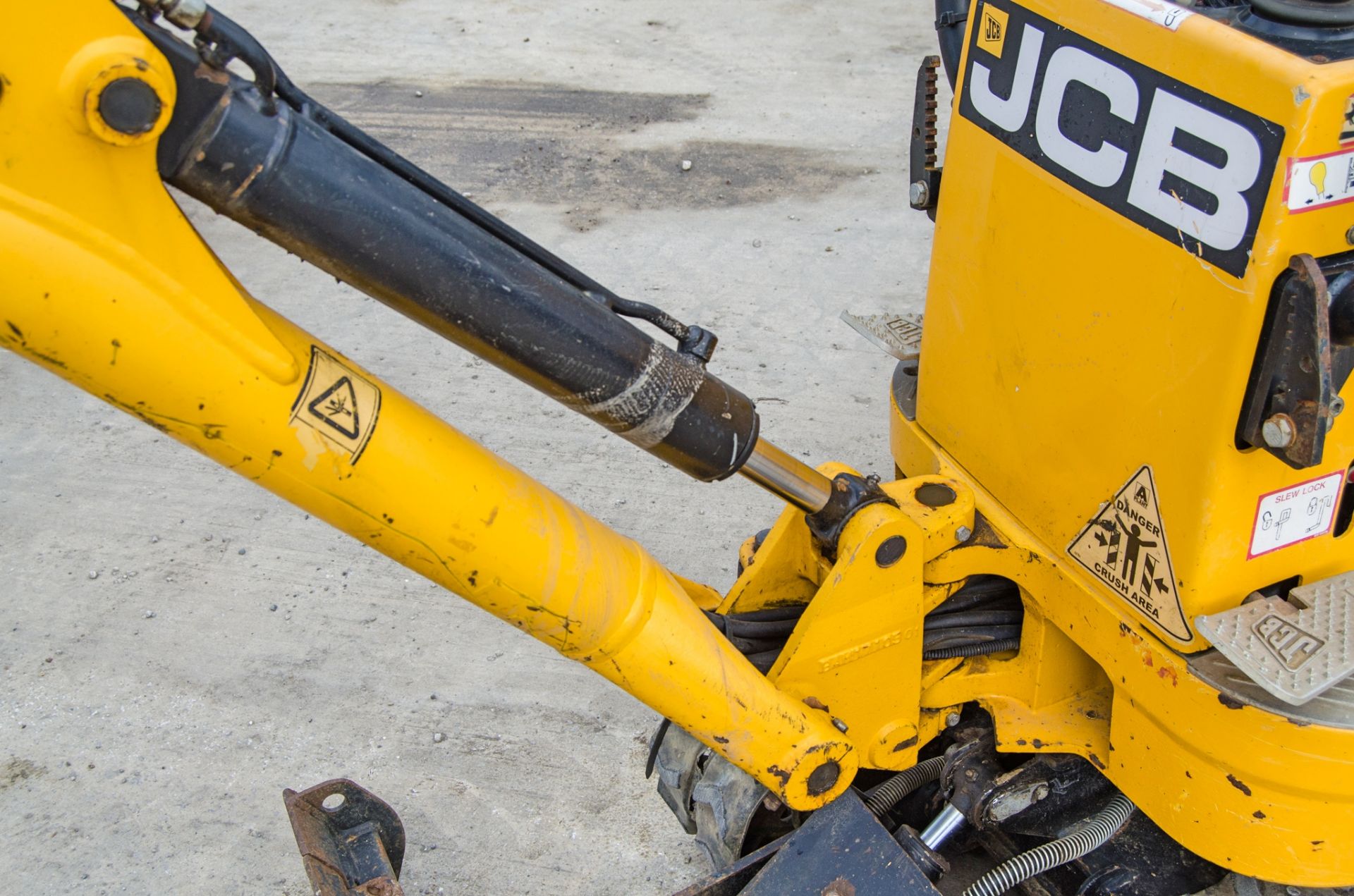 JCB 8008 CTS 0.8 tonne rubber tracked micro excavator Year: 2017 S/N: 1930304 Recorded Hours: 1126 - Image 17 of 27