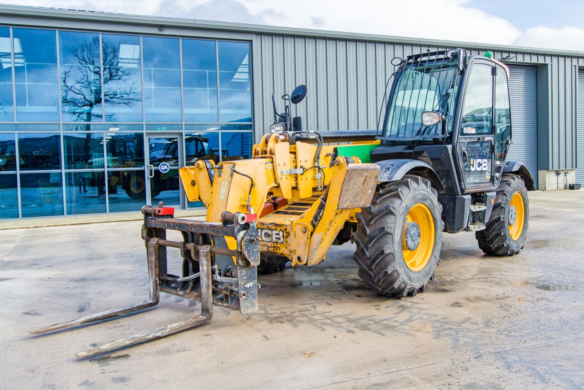 JCB 535-125 Hi-Viz T4i IIIB 12.5 metre telescopic handler Year: 2017 S/N: 2565241 Recorded Hours: