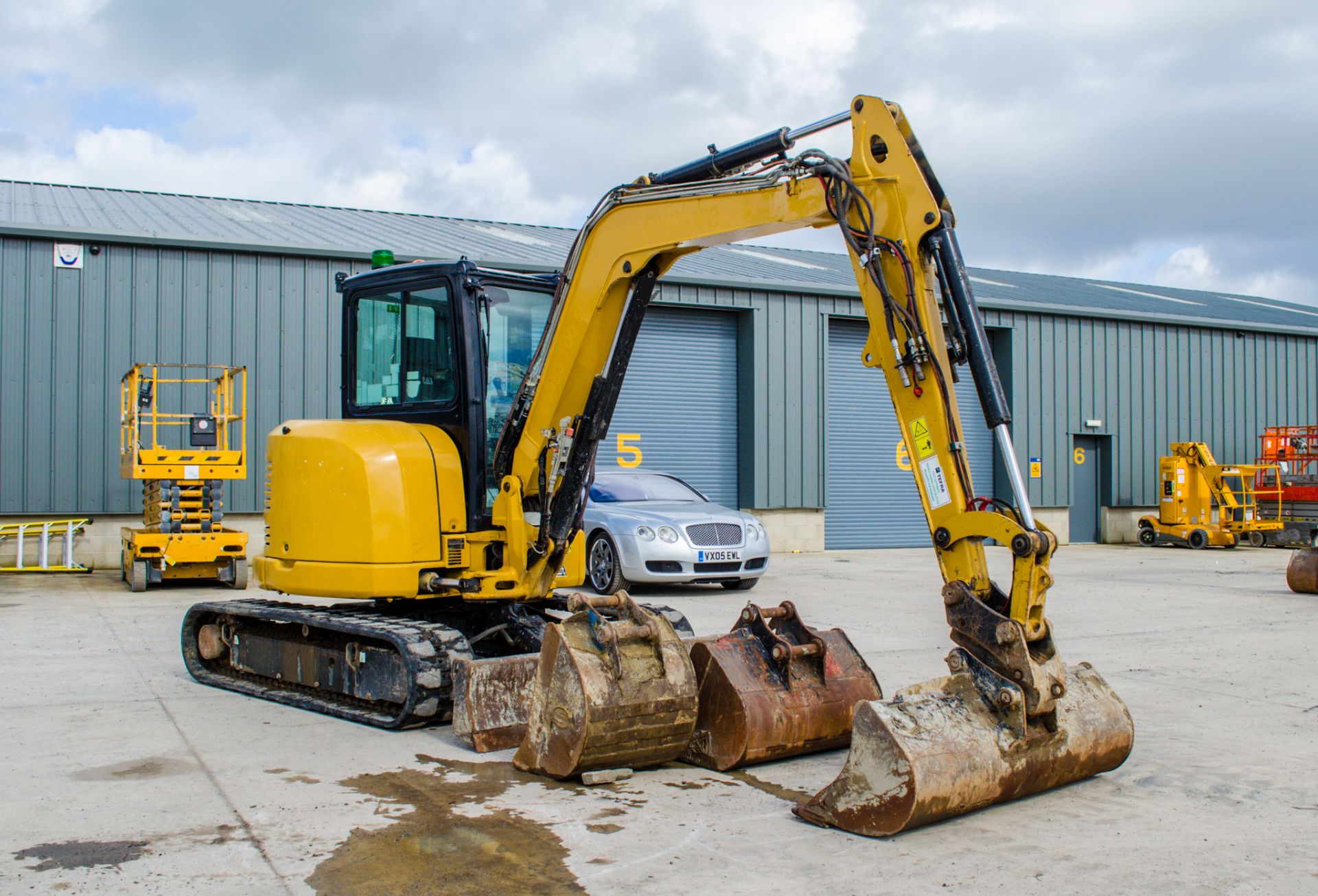 Caterpillar 305E2 5 tonne rubber tracked midi excavator Year: 2018 S/N: 5M08181 Recorded Hours: 2628 - Image 2 of 23