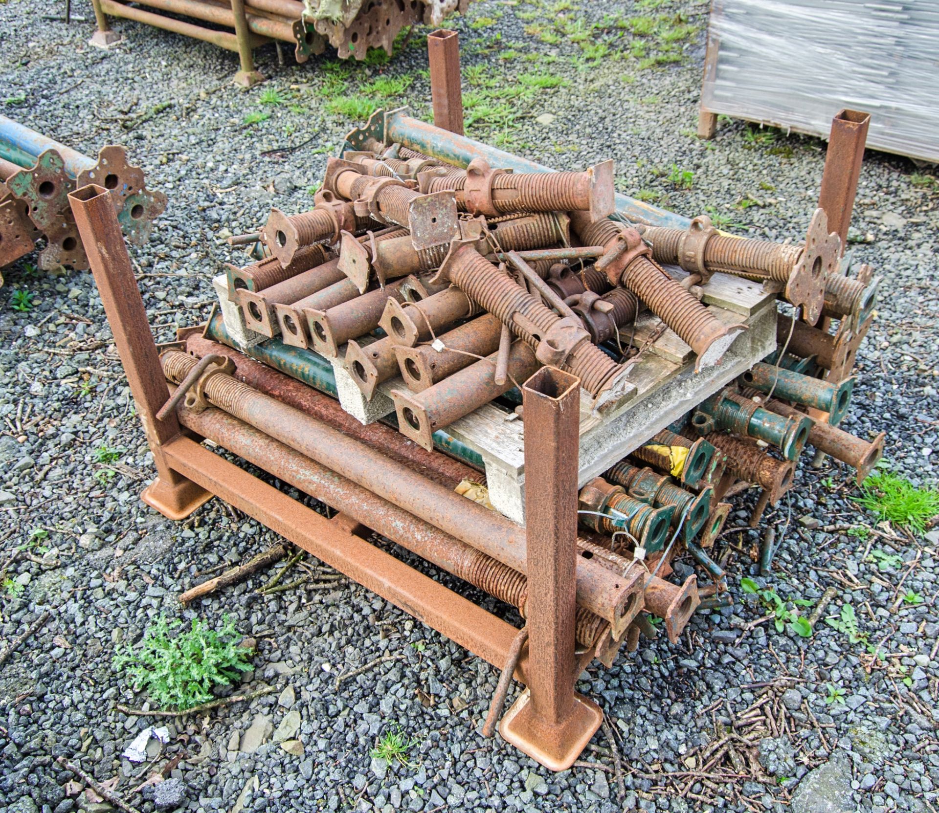 Stillage of adjustable steel props - Image 2 of 2