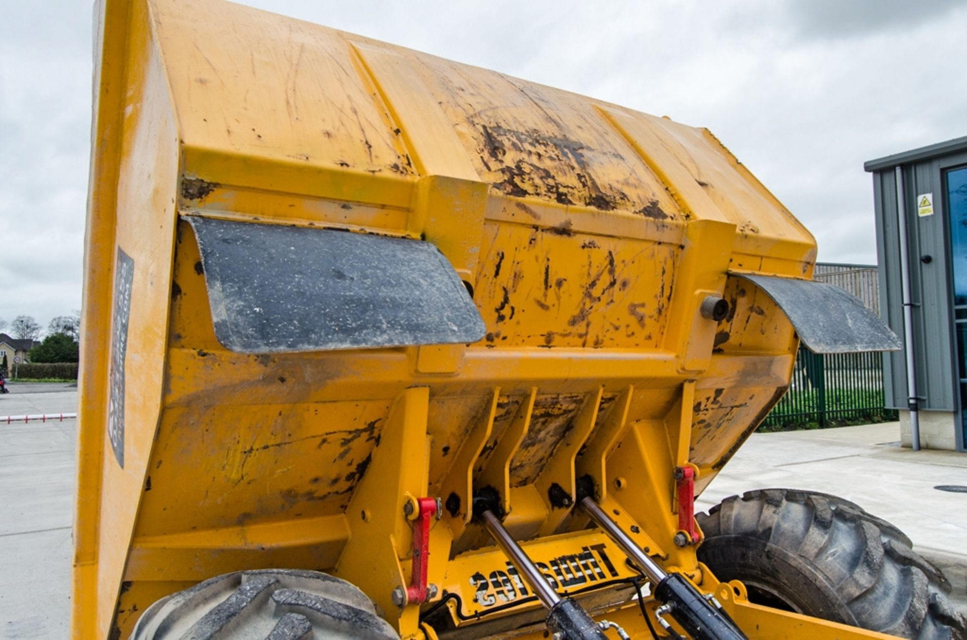 Thwaites 9 tonne straight skip dumper Year: 2018 S/N: 802E1239 Recorded Hours: 1667 09DU0085 - Image 11 of 23