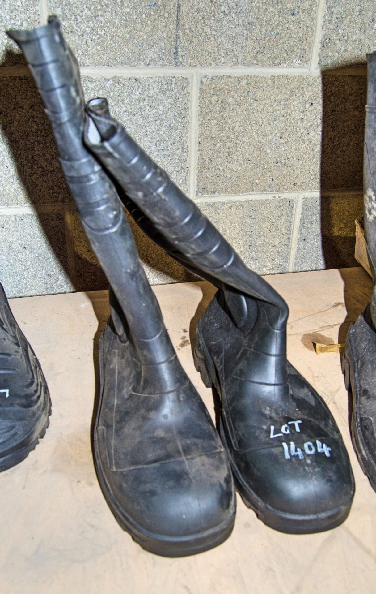 Pair of size 8 Tomcat steel toe cap wellington boots