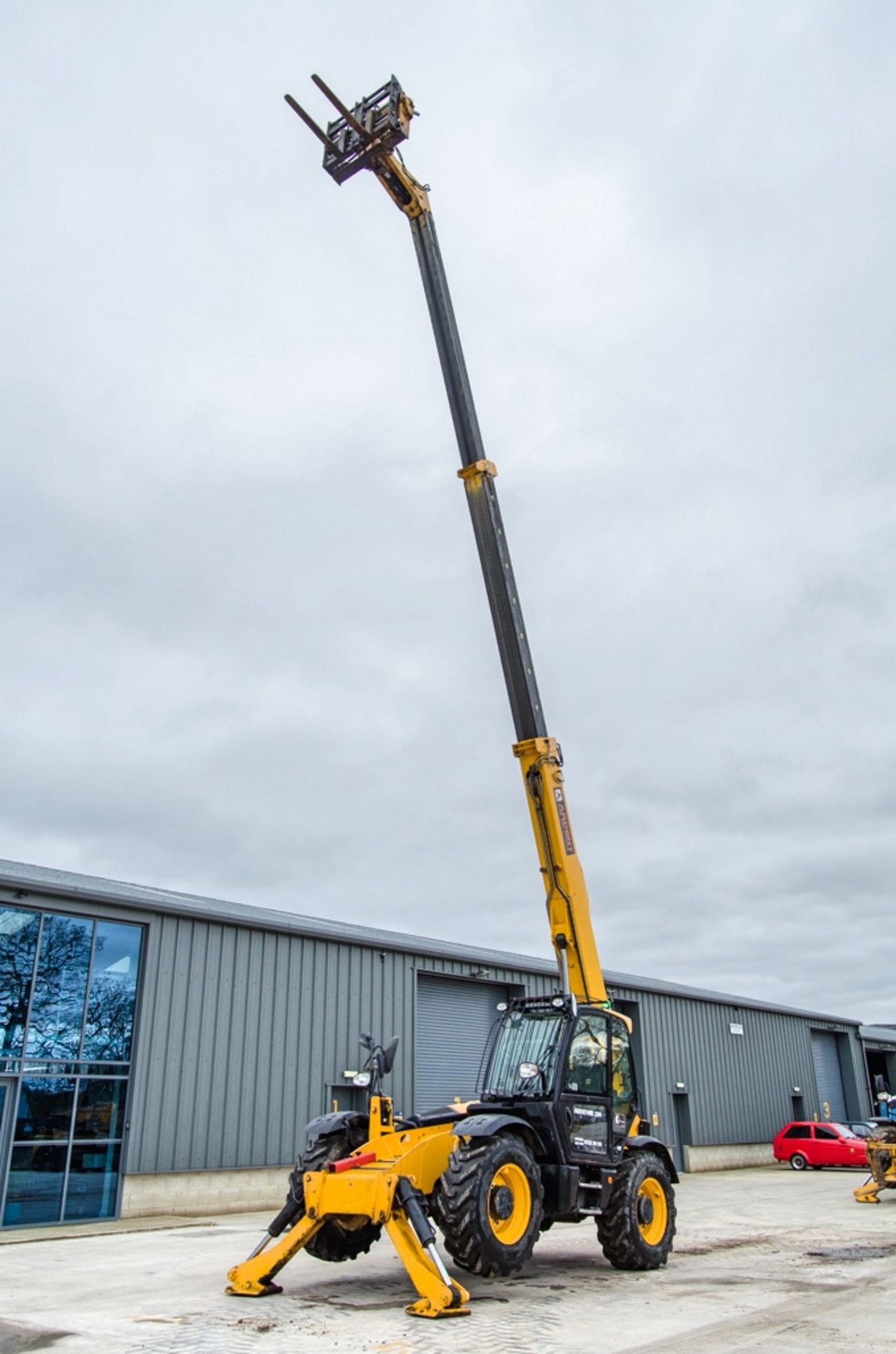 JCB 540-140 Hi-Viz T4 IV 14 metre telescopic handler Year: 2018 S/N: 2573533 Recorded Hours: 5089 - Image 9 of 26