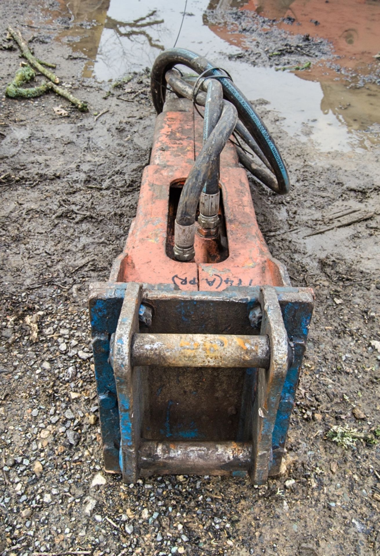 Indeco hydraulic breaker to suit excavator Pin diameter: 35mm Pin centres: 190mm Pin width: 140mm - Image 3 of 4