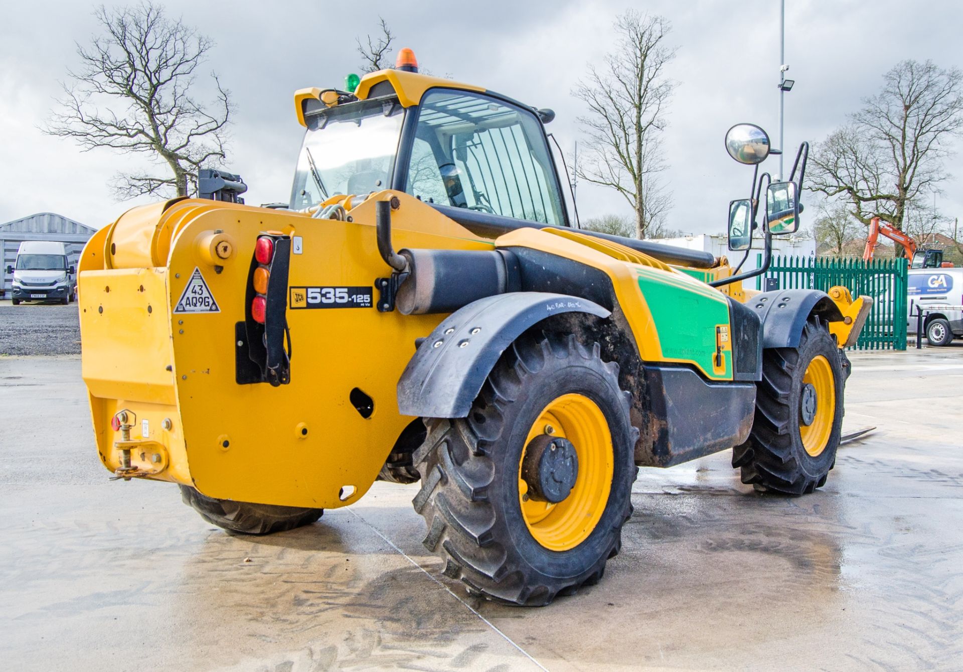 JCB 535-125 Hi-Viz T4i IIIB 12.5 metre telescopic handler Year: 2017 S/N: 2565241 Recorded Hours: - Image 3 of 24