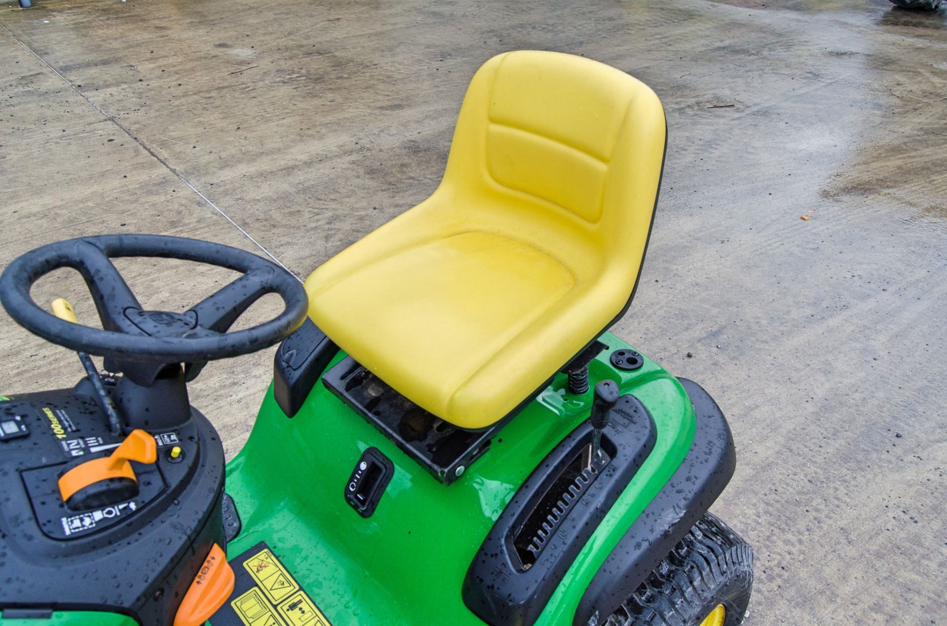 John Deere X125 petrol driven ride on mower Year: 2014 S/N: 100499 Recorded Hours: 41 - Image 9 of 14