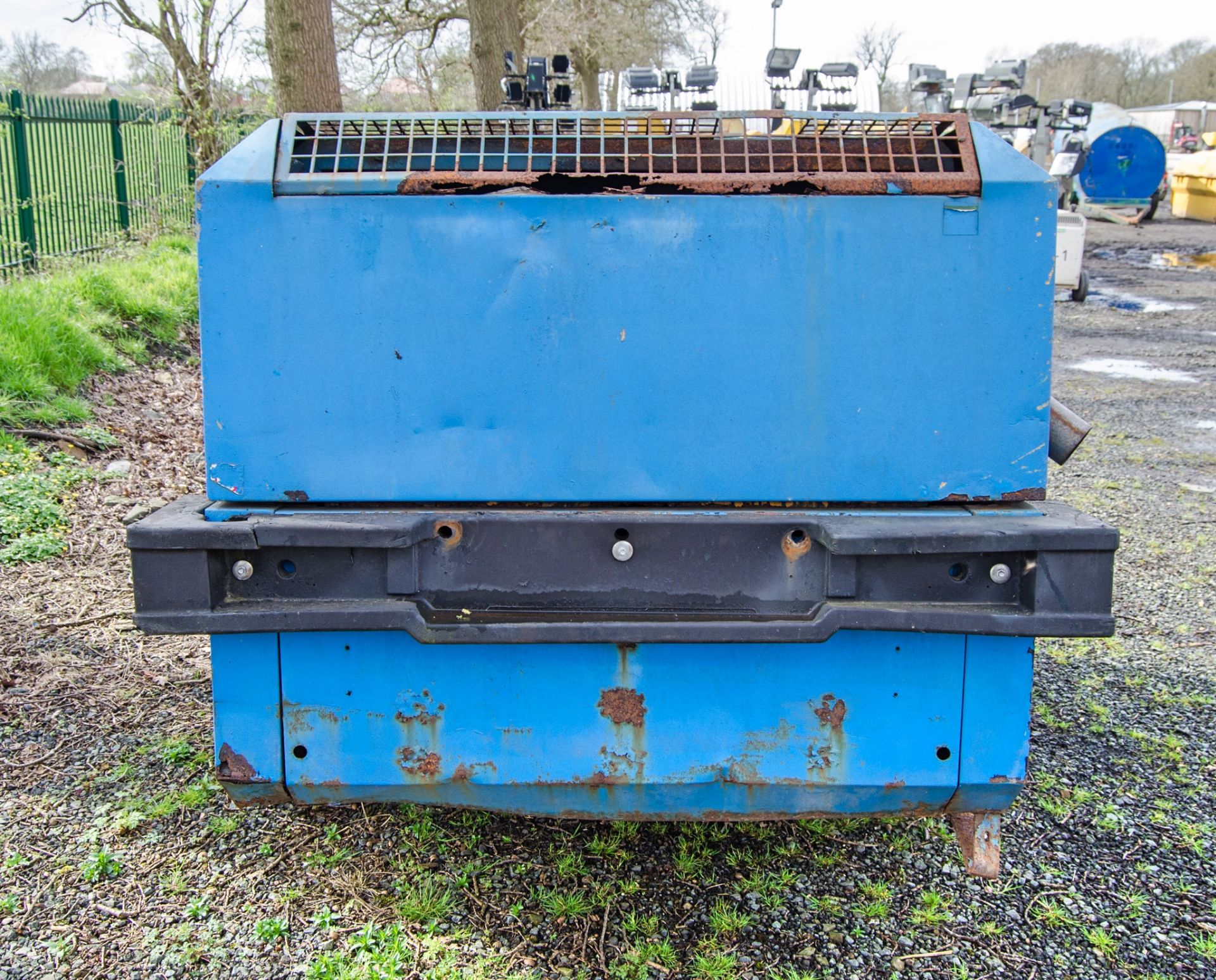 Ingersoll Rand 260 cfm diesel driven mobile air compressor Recorded Hours: 3380 ** No VAT on - Image 6 of 10