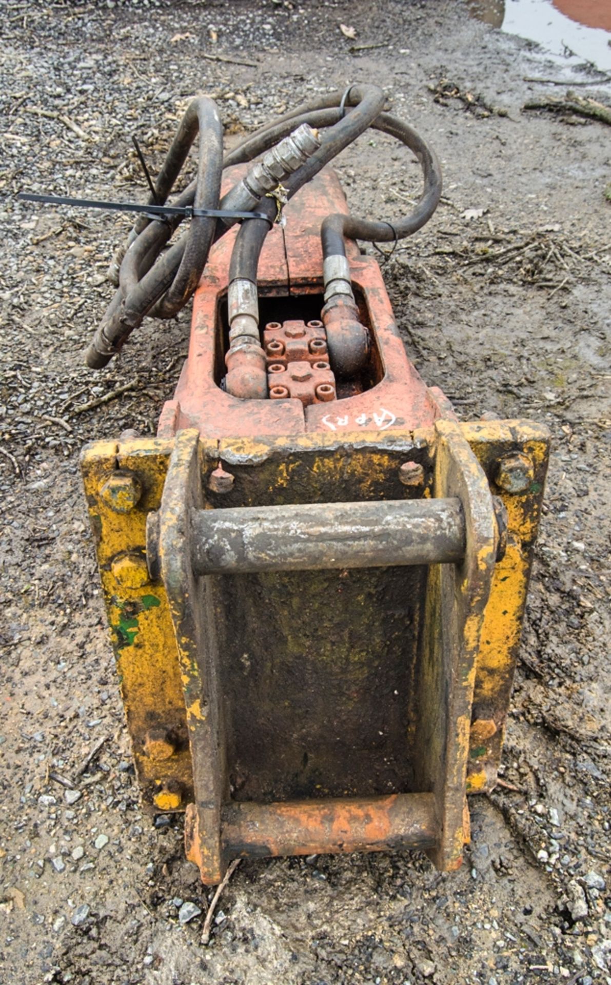 Indeco hydraulic breaker to suit excavator Pin diameter: 45mm Pin centres: 300mm Pin width: 180mm - Image 3 of 4