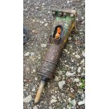 Hydraulic breaker to suit micro digger Pin diameter: 25mm Pin Centres: 90mm Pin Width: 100mm