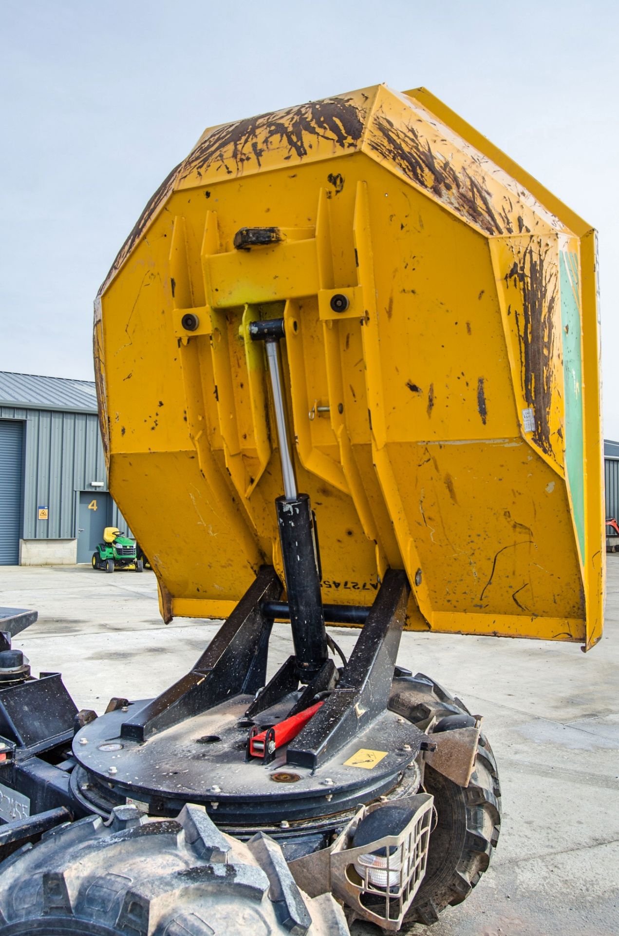 JCB 6 tonne swivel skip dumper Year: 2016 S/N: EGGRL9740 Recorded Hours: 1440 c/w V5C certificate - Image 11 of 24