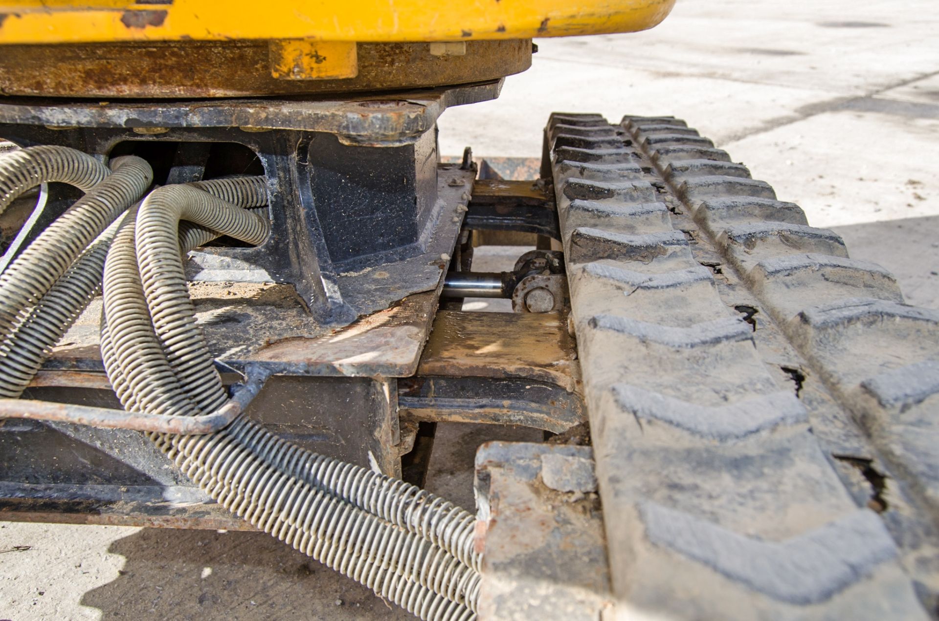 JCB 8008 CTS 0.8 tonne rubber tracked micro excavator Year: 2017 S/N: 1930304 Recorded Hours: 1126 - Image 19 of 27