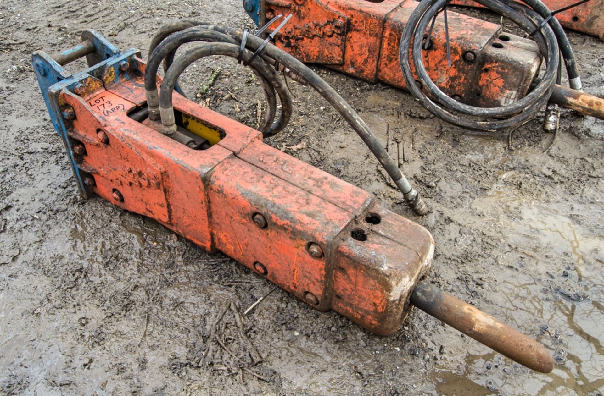 Indeco hydraulic breaker to suit excavator Pin diameter: 35mm Pin centres: 190mm Pin width: 140mm