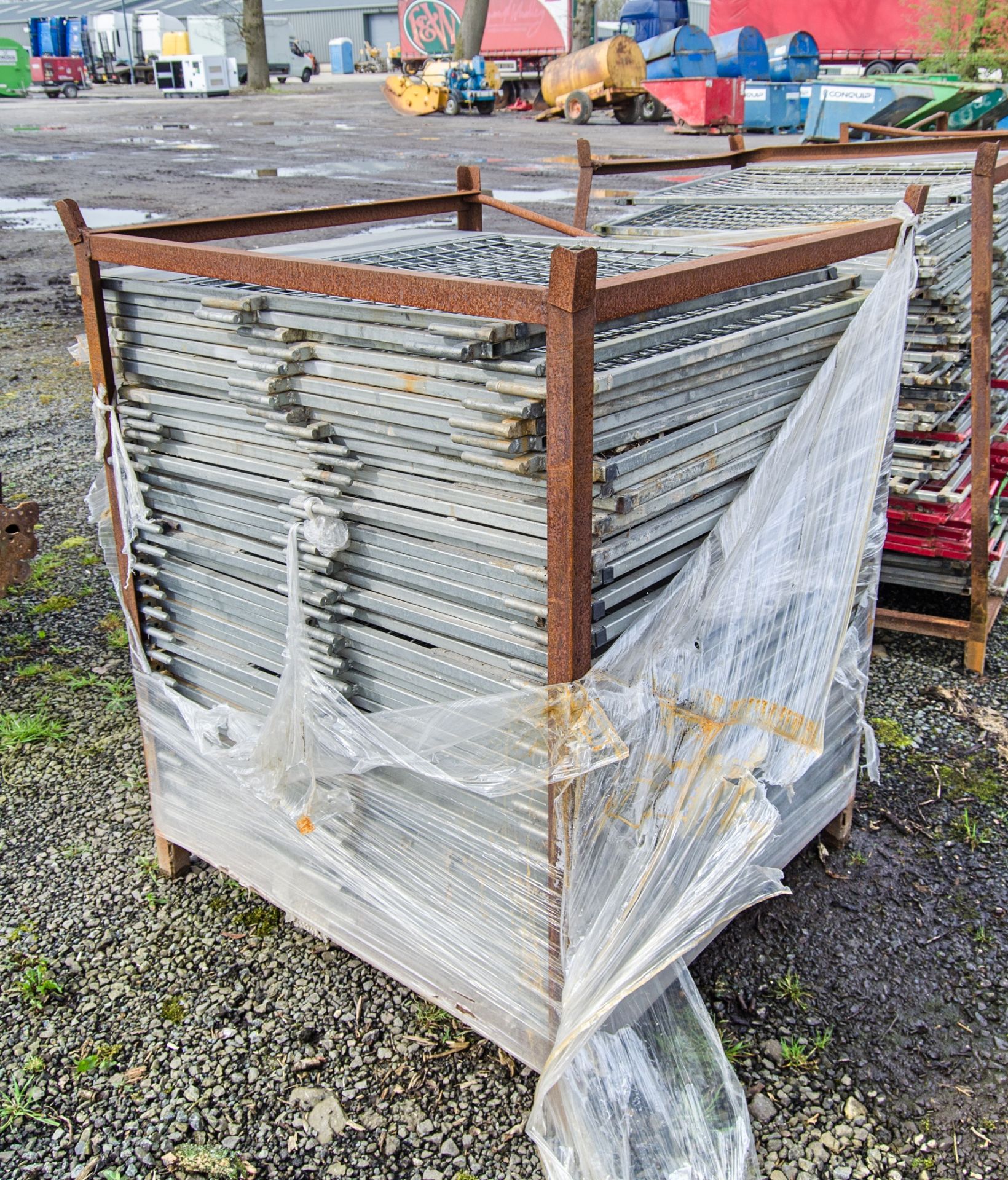Stillage of approximately 50 100cm x 85cm mesh safety panels - Bild 2 aus 2