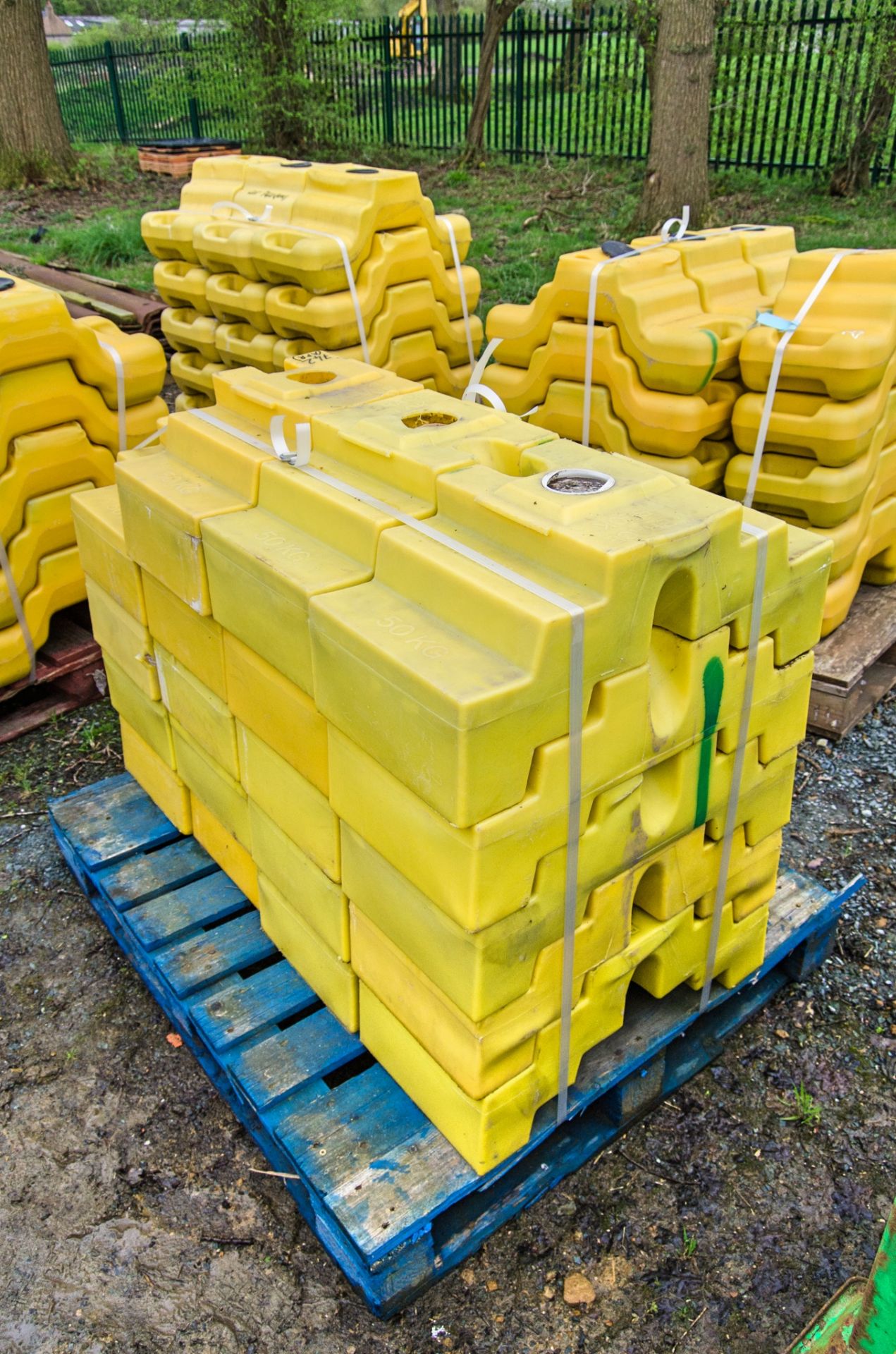 19 - Block Mesh 50 kg ballast blocks - Image 2 of 2