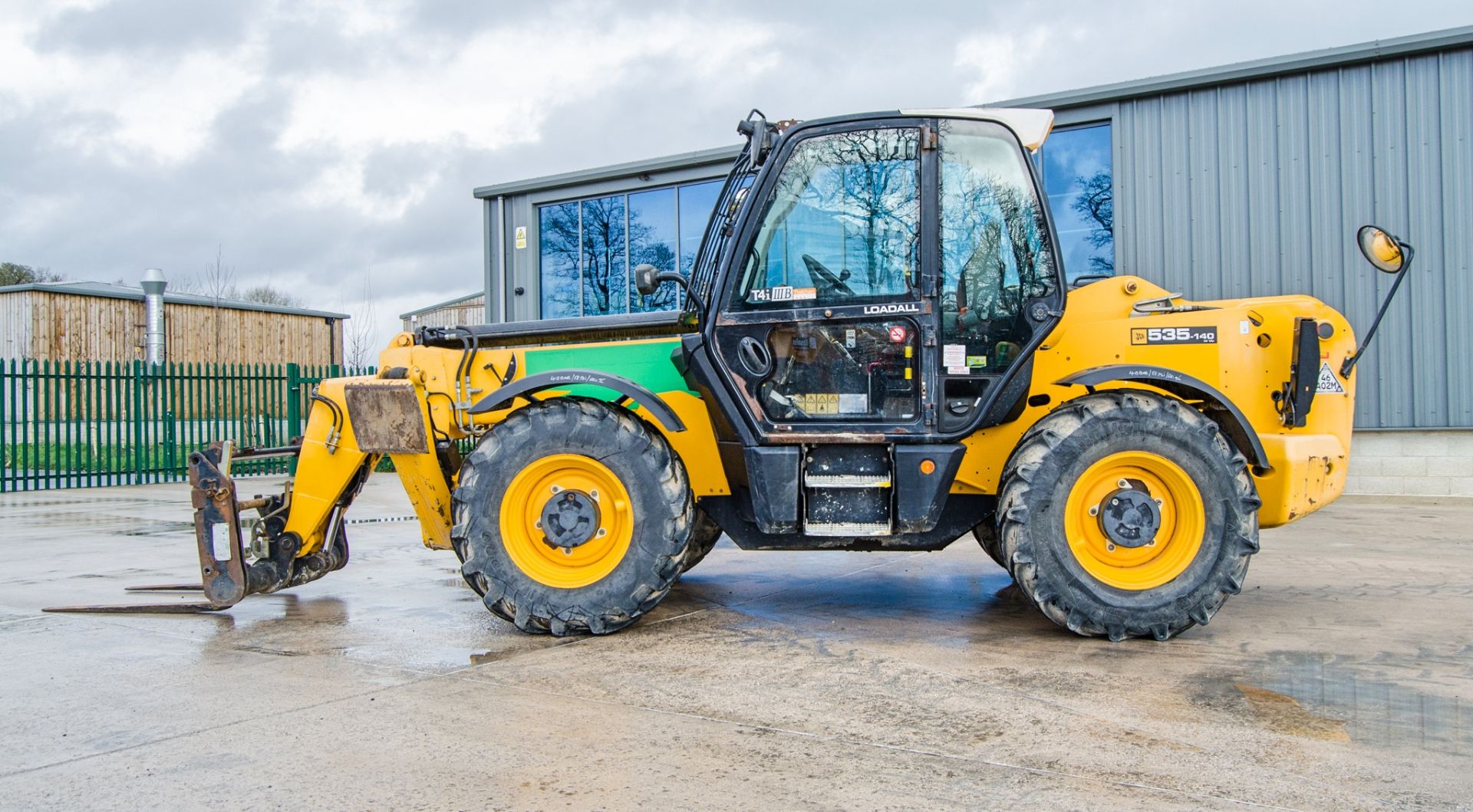 JCB 535-140 Hi-Viz T4i IIIB 14 metre telescopic handler Year: 2016 S/N: 2461386 Recorded Hours: 3648 - Image 8 of 24