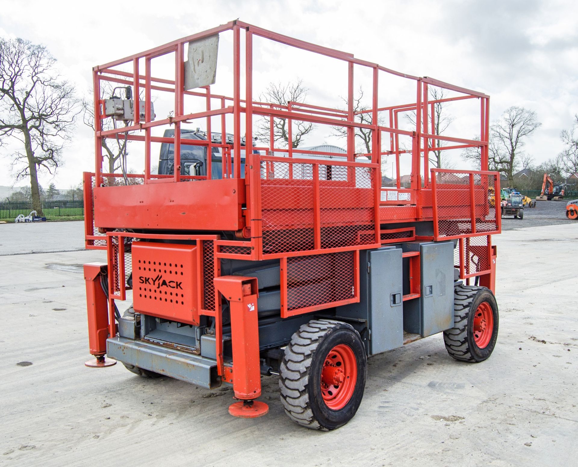 Skyjack SJ8831 diesel driven rough terrain scissor lift access platform Year: 2007 S/N: 3600039 - Bild 3 aus 22