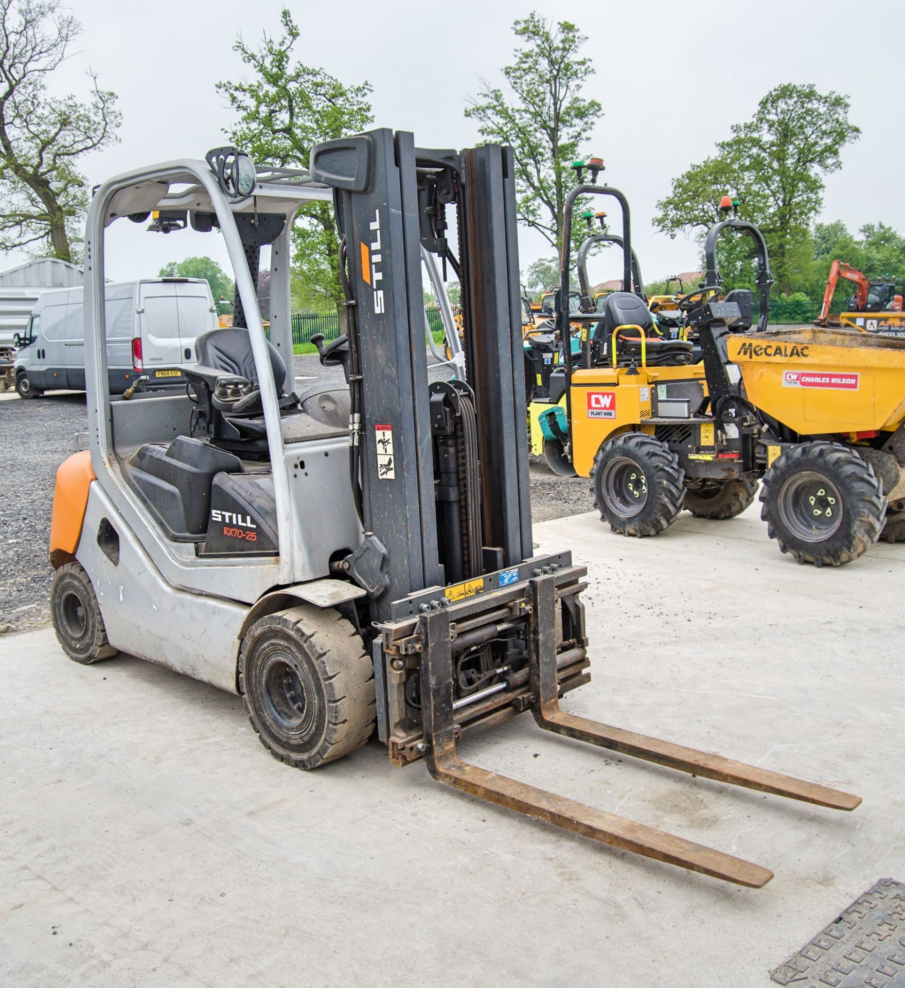 Still RX70-25 2.5 tonne gas powered fork lift truck Year: 2015 S/N: F000176 Recorded Hours: 9561 - Image 2 of 19