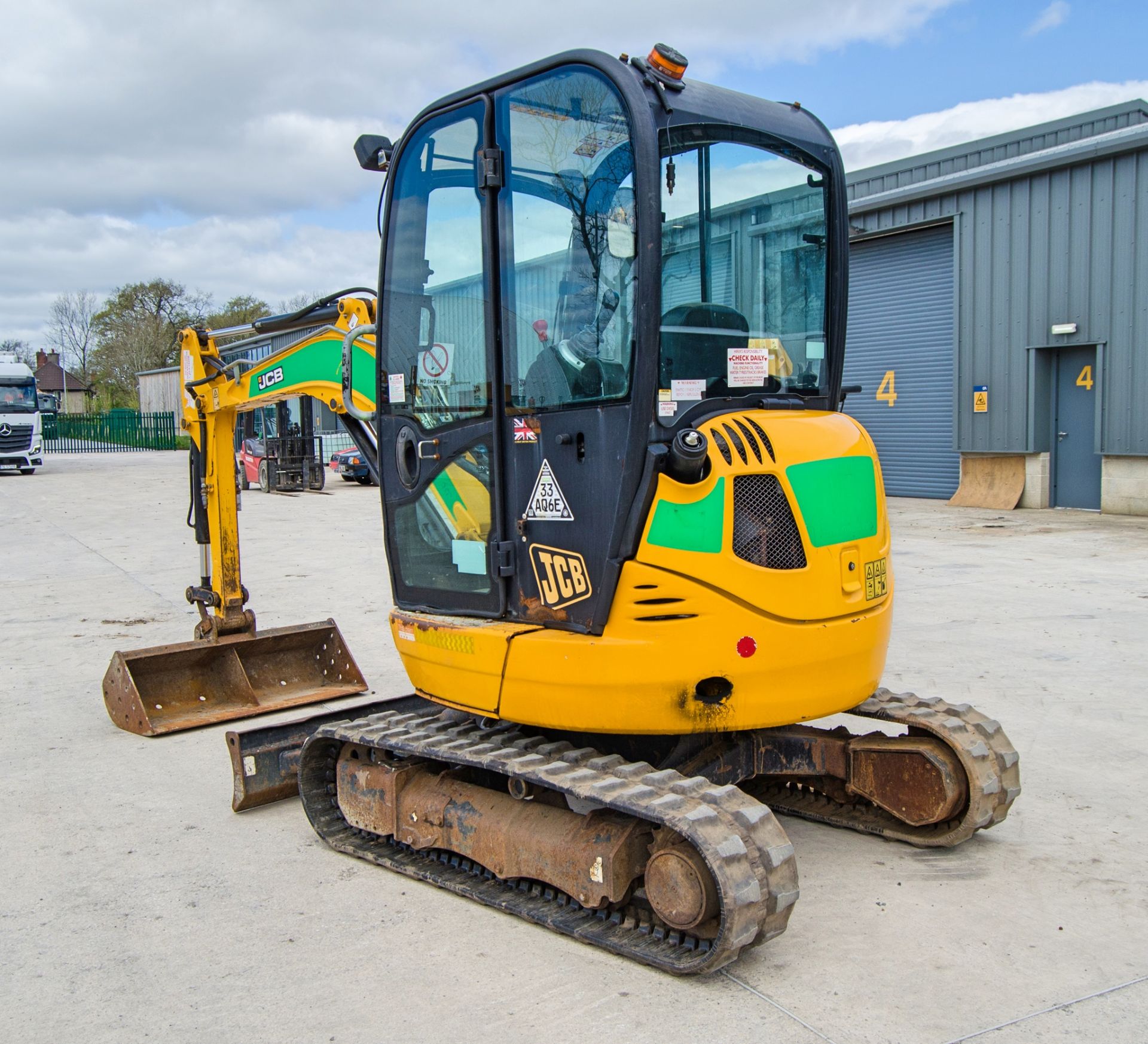 JCB 8025 2.5 tonne rubber tracked mini excavator Year: 2017 S/N: 2227698 Recorded Hours: 1986 blade, - Image 4 of 25