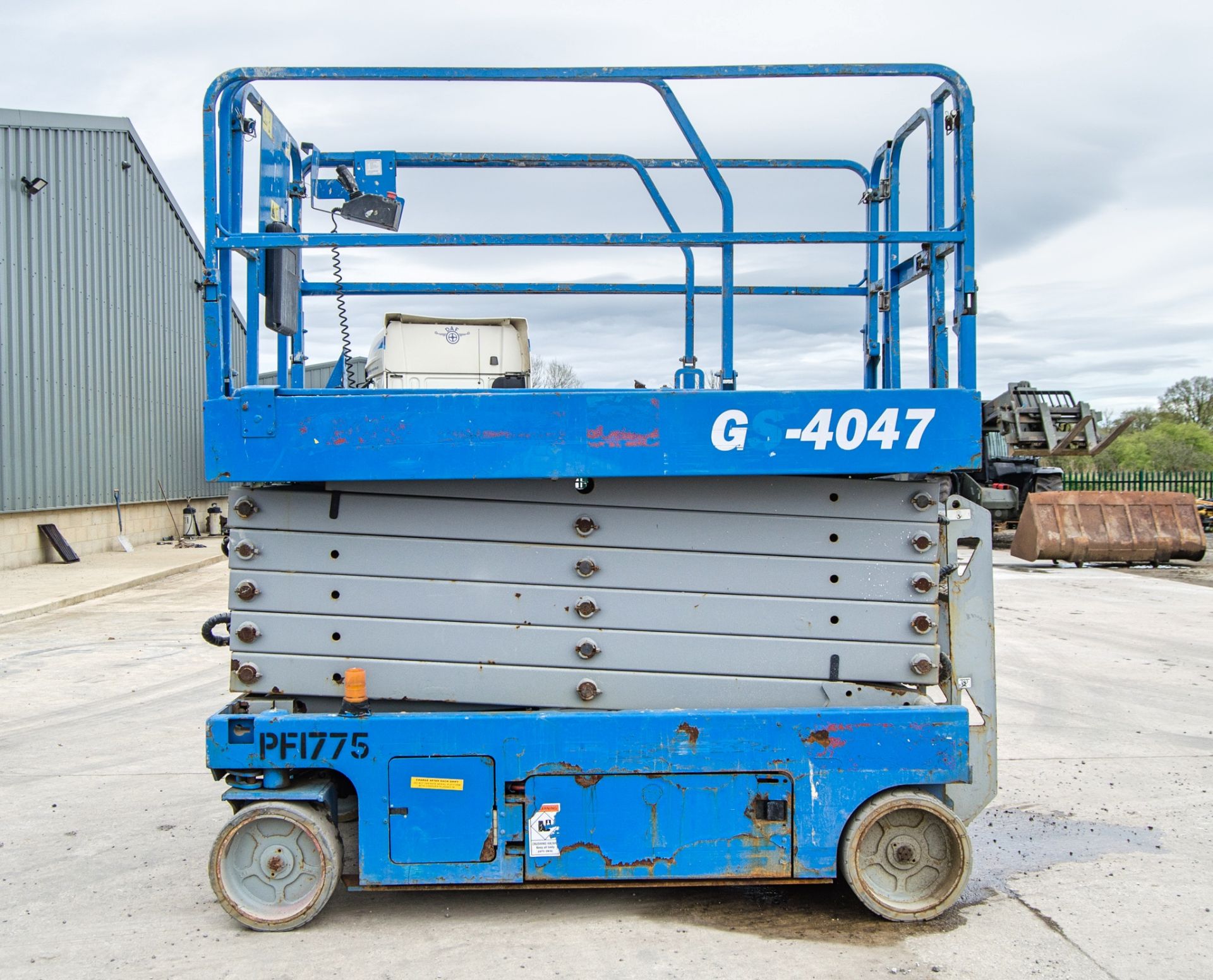 Genie GS4047 battery electric scissor lift access platform Year: 2014 S/N: C-1713 Recorded Hours: - Image 7 of 14