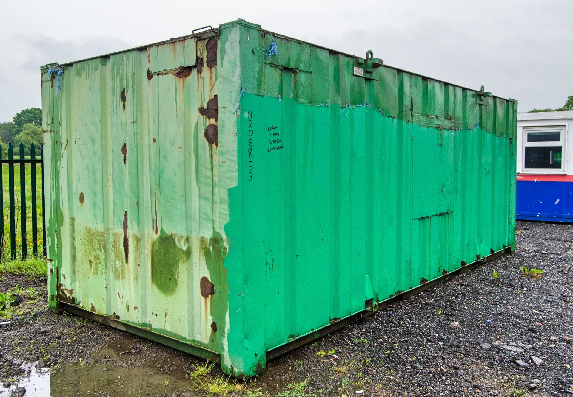 21ft x 9ft steel store site unit c/w keys N206853 ** Holes in the roof ** - Image 3 of 6