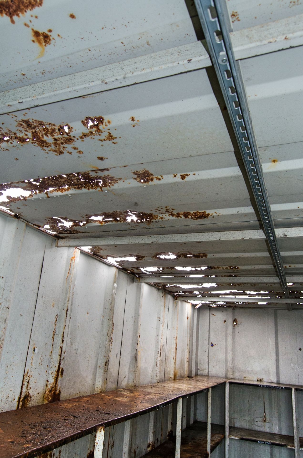 21ft x 9ft steel store site unit c/w keys N206853 ** Holes in the roof ** - Image 6 of 6