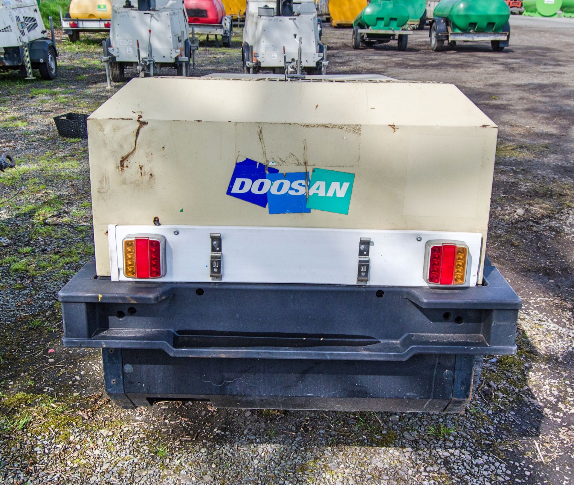 Doosan 741 diesel driven fast tow mobile air compressor Year: 2013 S/N: 432032 Recorded Hours: - Bild 6 aus 11